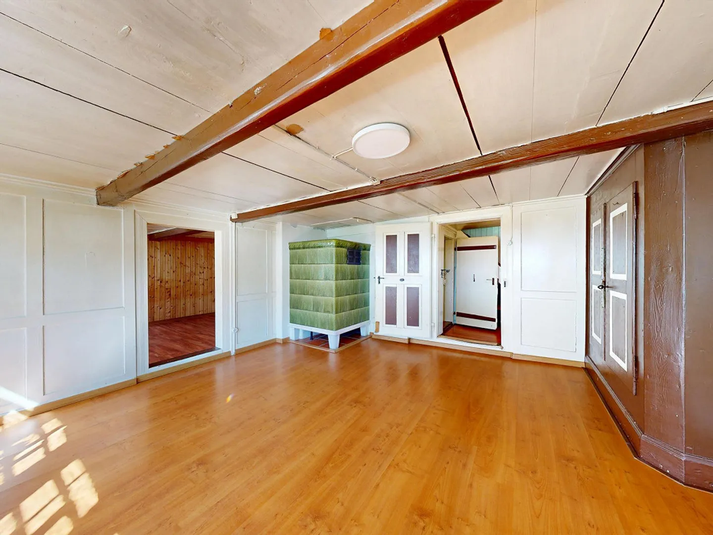 Maison résidentielle avec garage double détaché et jardin - Photo 2 sur 26