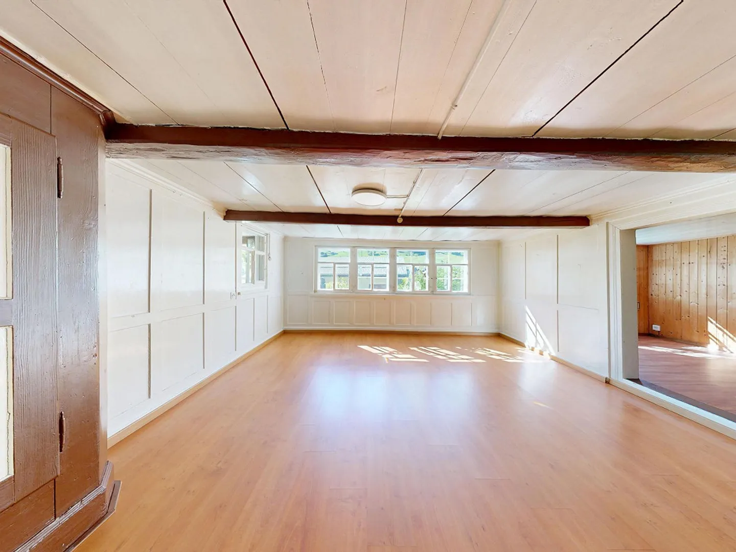 Maison résidentielle avec garage double détaché et jardin - Photo 3 sur 26