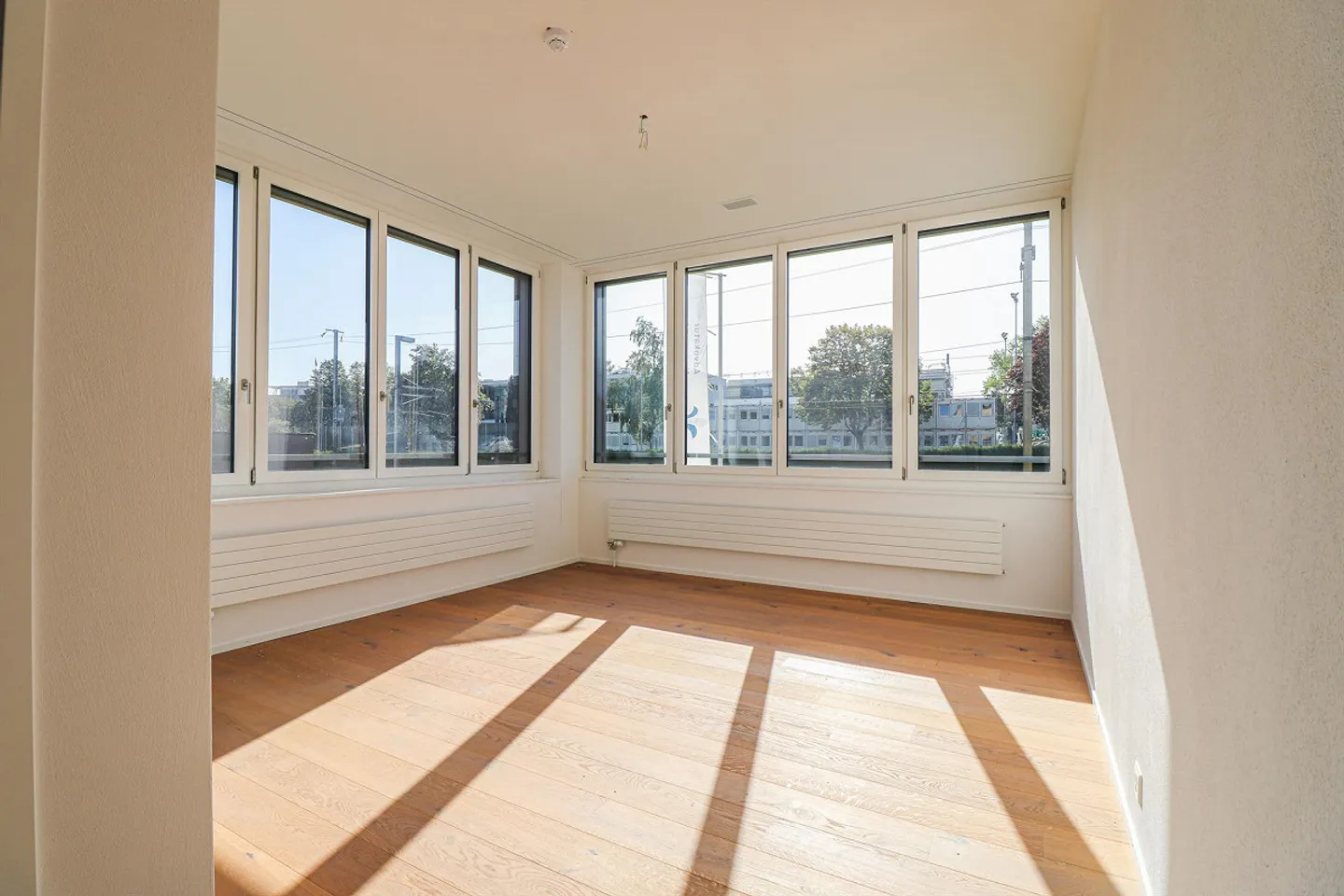 Light-flooded room - ideal as an office - Photo 2 of 3