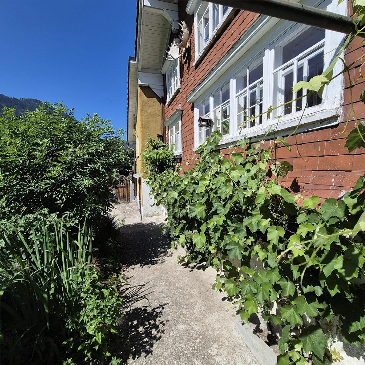 Maison résidentielle avec garage double détaché et jardin - Photo 22 sur 26