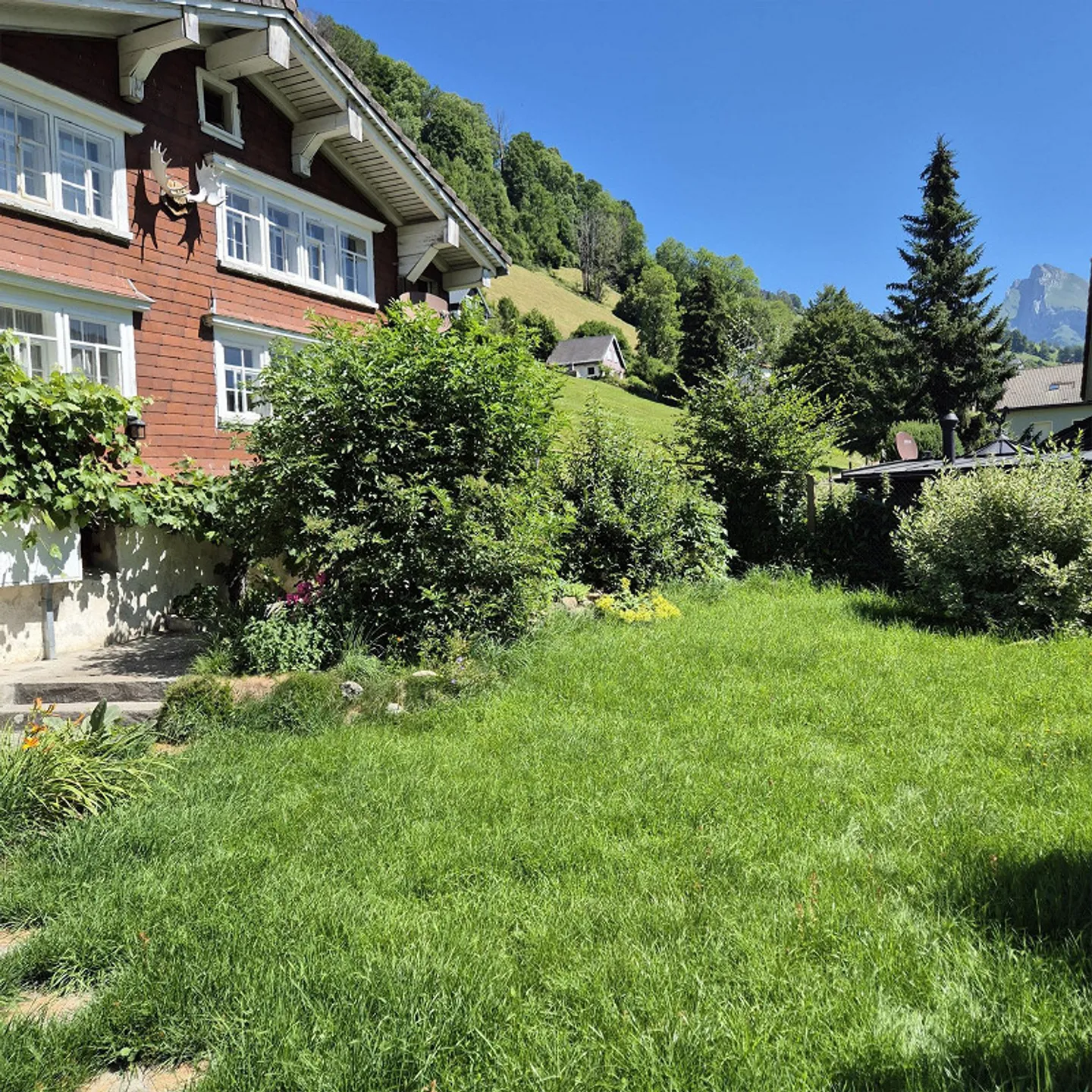 Maison résidentielle avec garage double détaché et jardin - Photo 24 sur 26