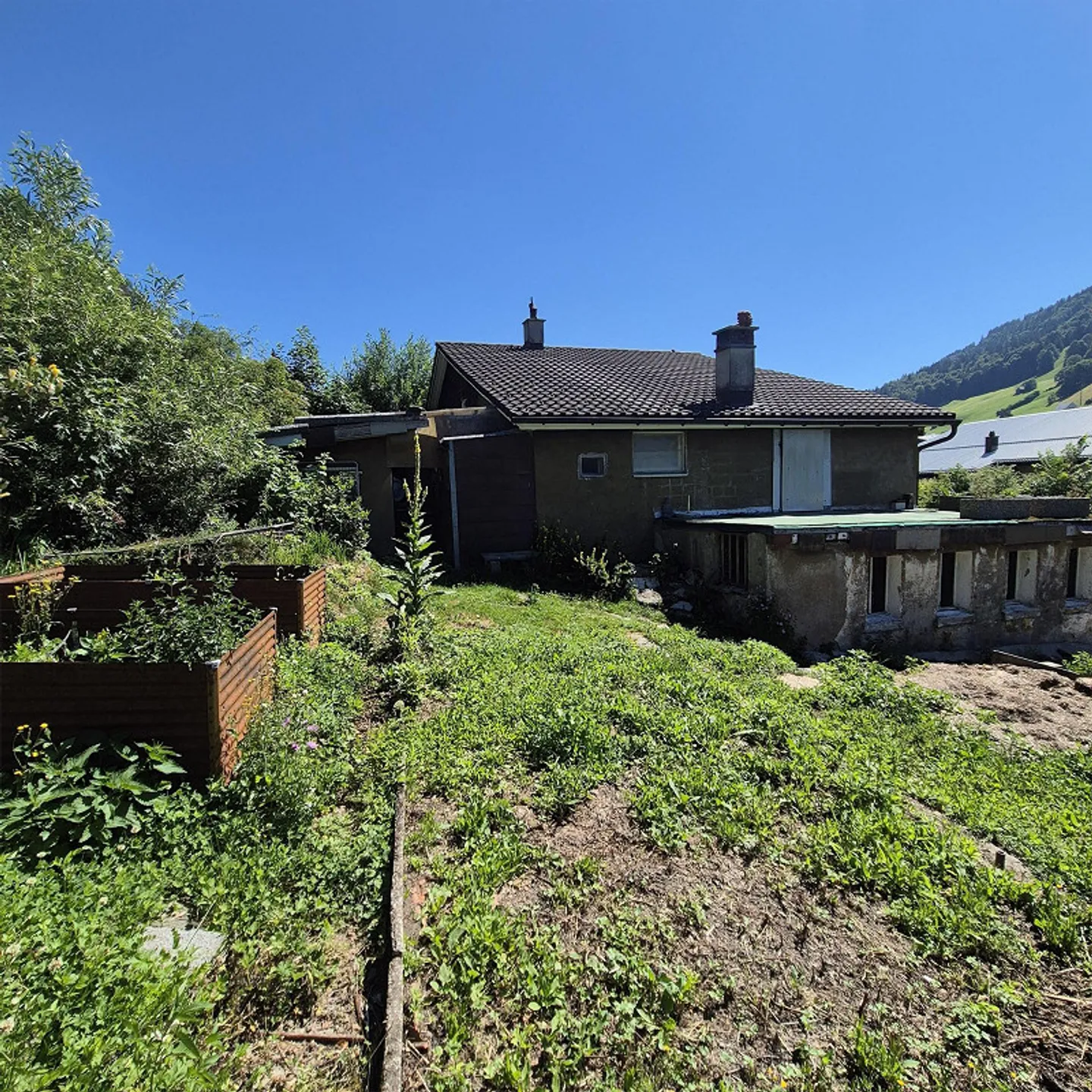Maison résidentielle avec garage double détaché et jardin - Photo 25 sur 26