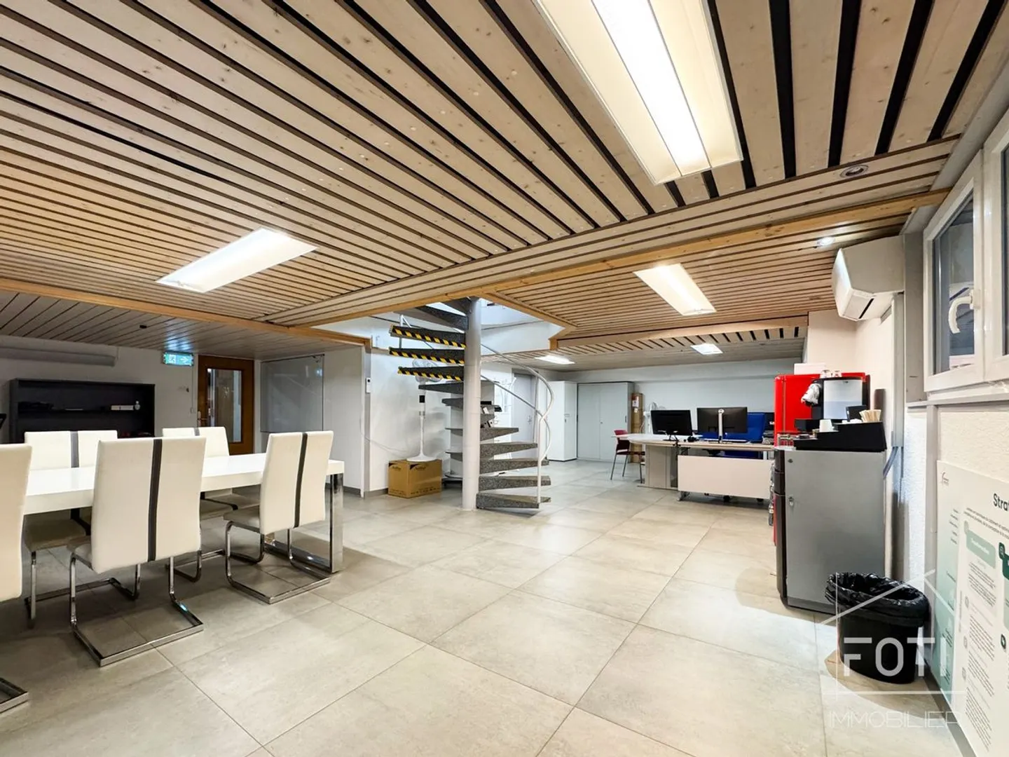 Beautiful showcase with large storage premises in the 1st basement accessible. - Photo 2 of 13