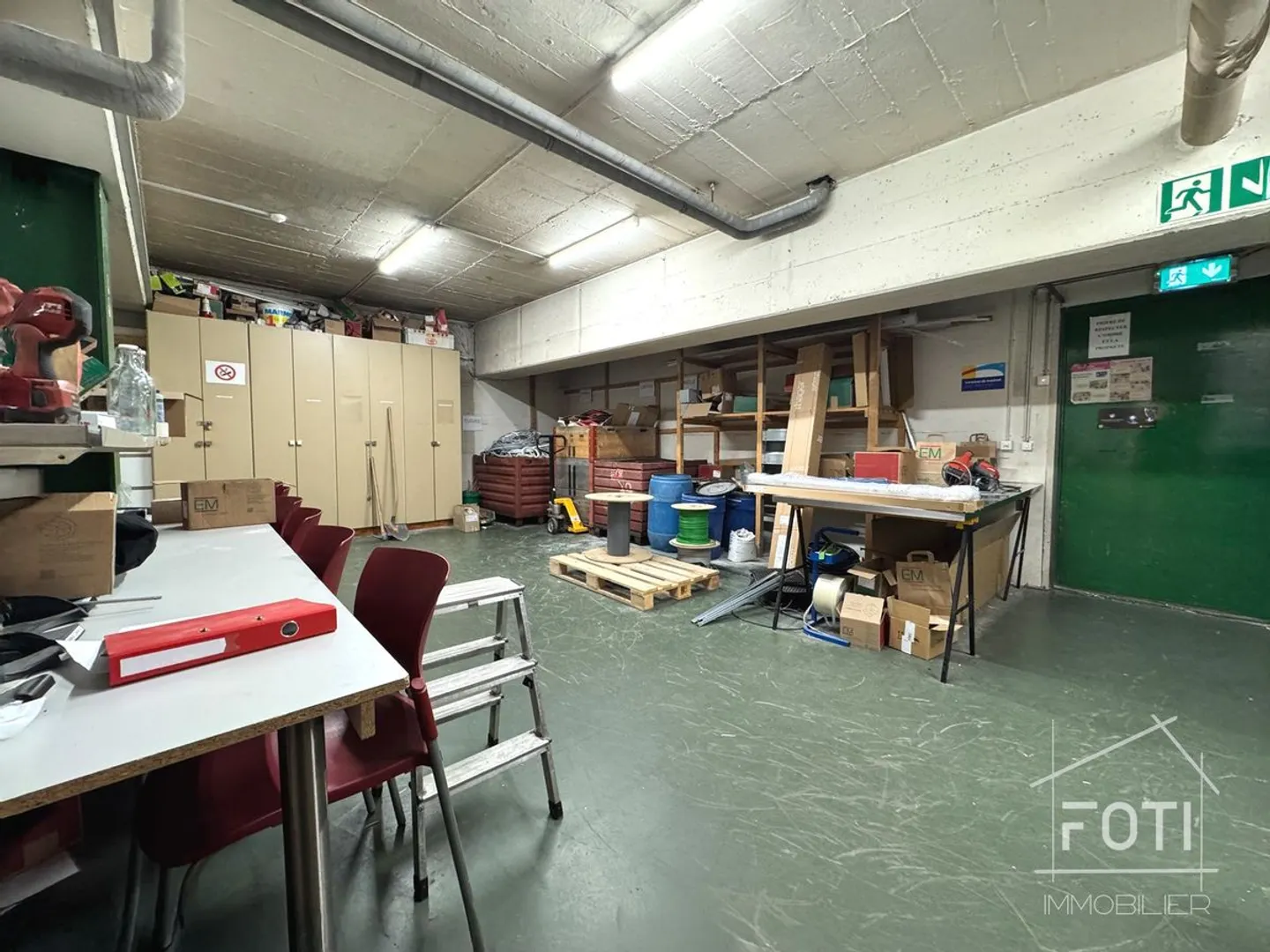Beautiful showcase with large storage premises in the 1st basement accessible. - Photo 8 of 13
