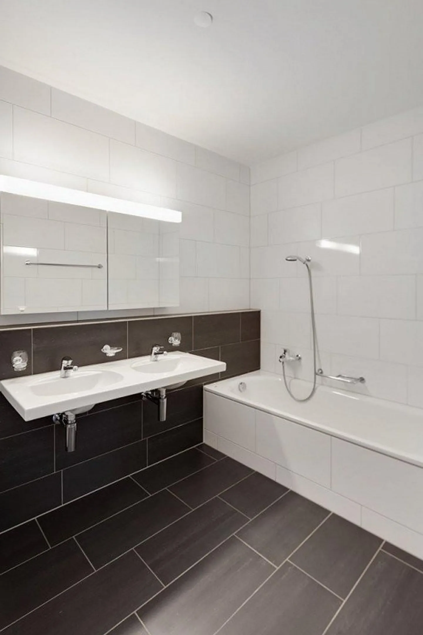 Appartement spacieux de 4,5 pièces dans un emplacement privilégié - Photo 3 sur 8