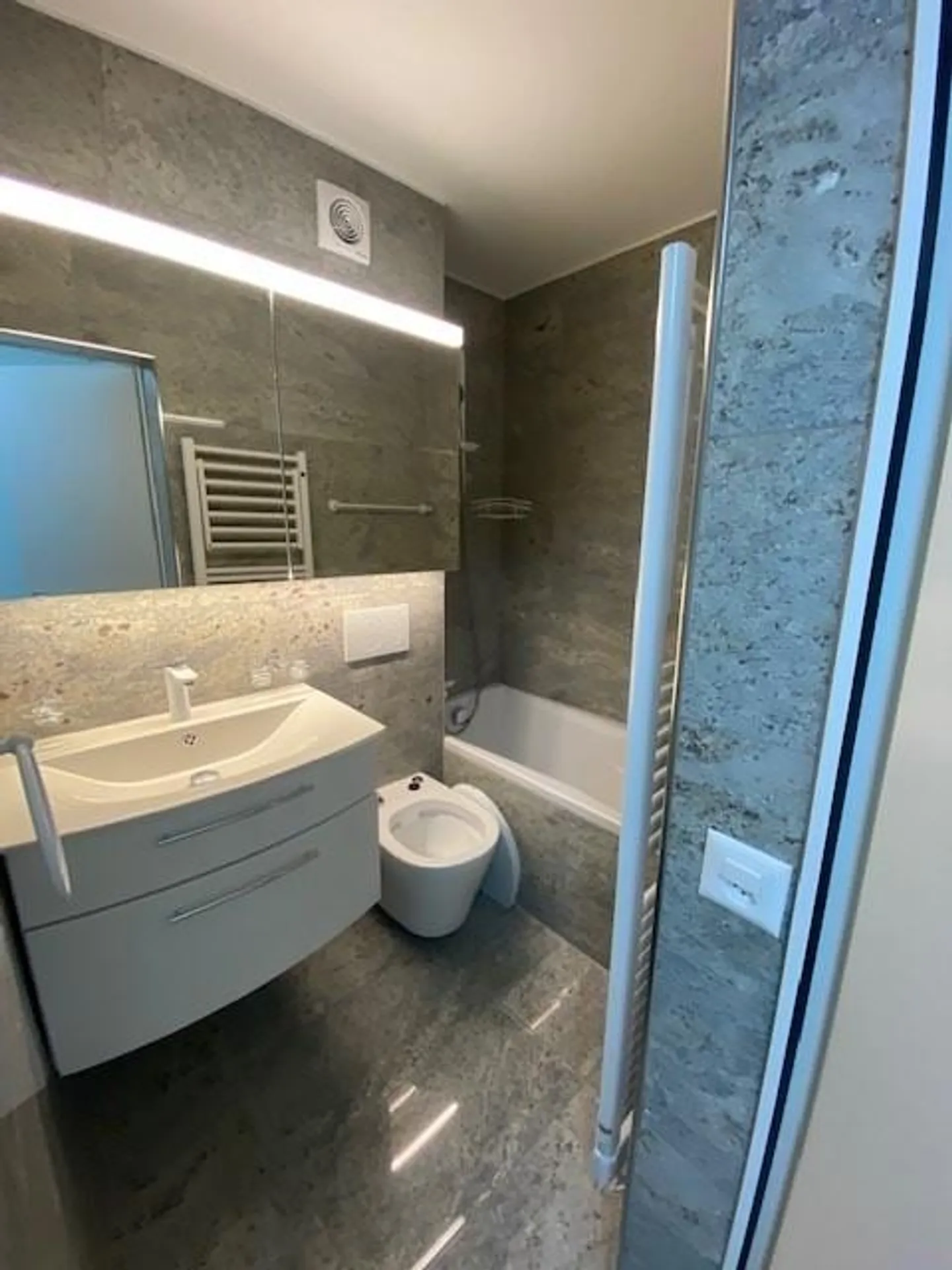 Appartement de 4,5 pièces récemment rénové - Photo 3 sur 7