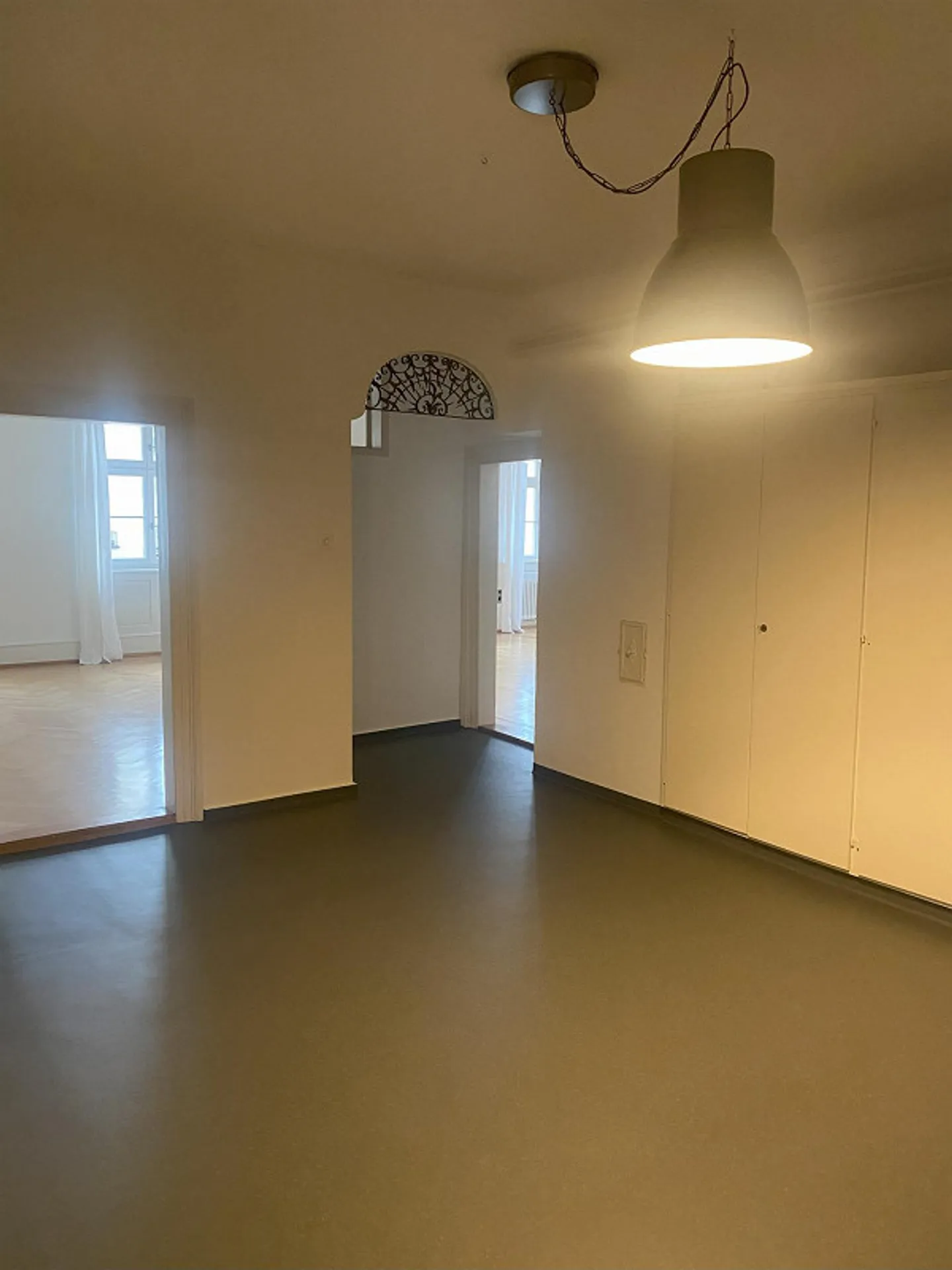 Appartement spacieux de 4,5 pièces dans un ancien bâtiment au centre de Rorschach - Photo 2 sur 10