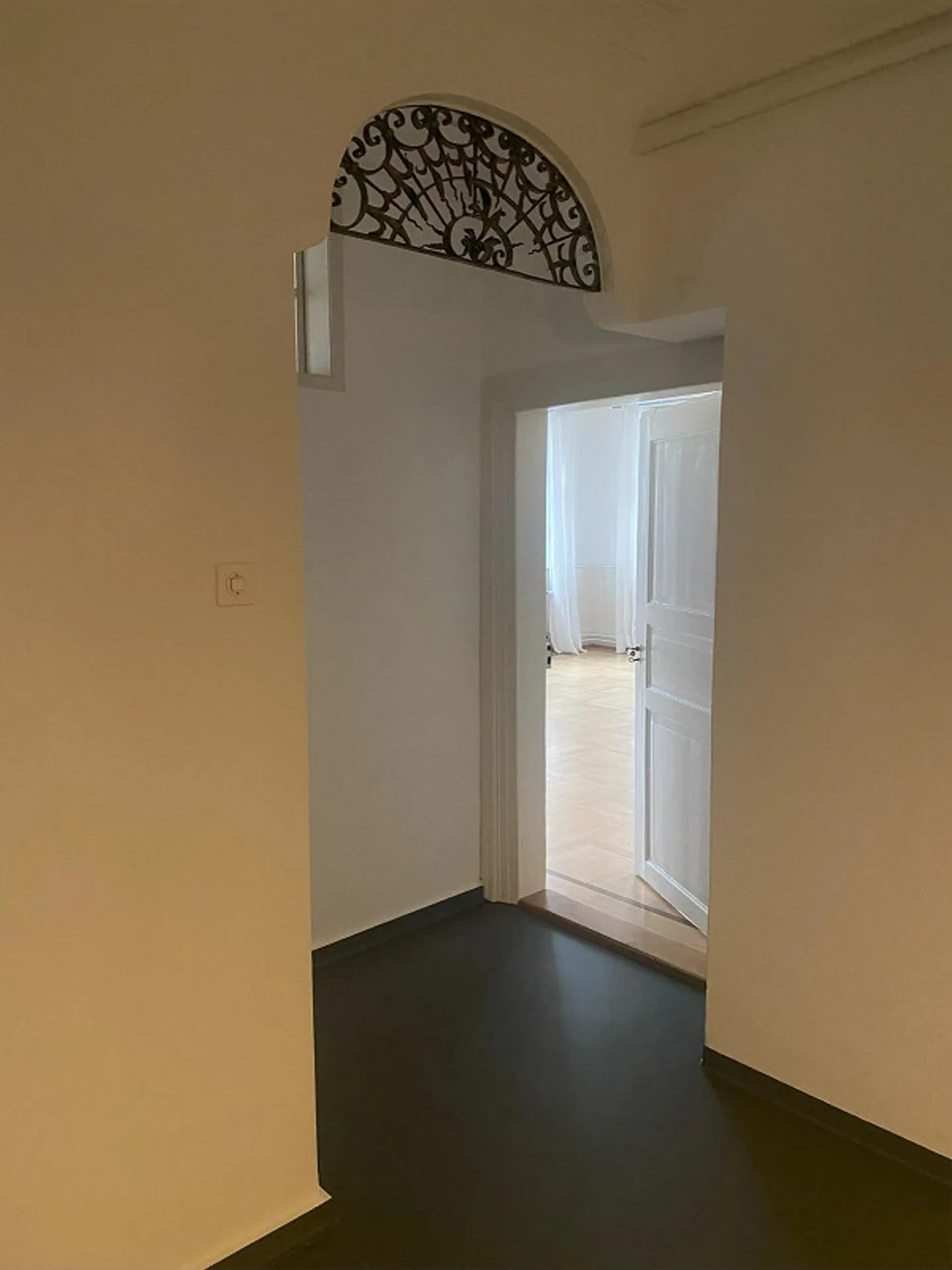 Appartement spacieux de 4,5 pièces dans un ancien bâtiment au centre de Rorschach - Photo 3 sur 10