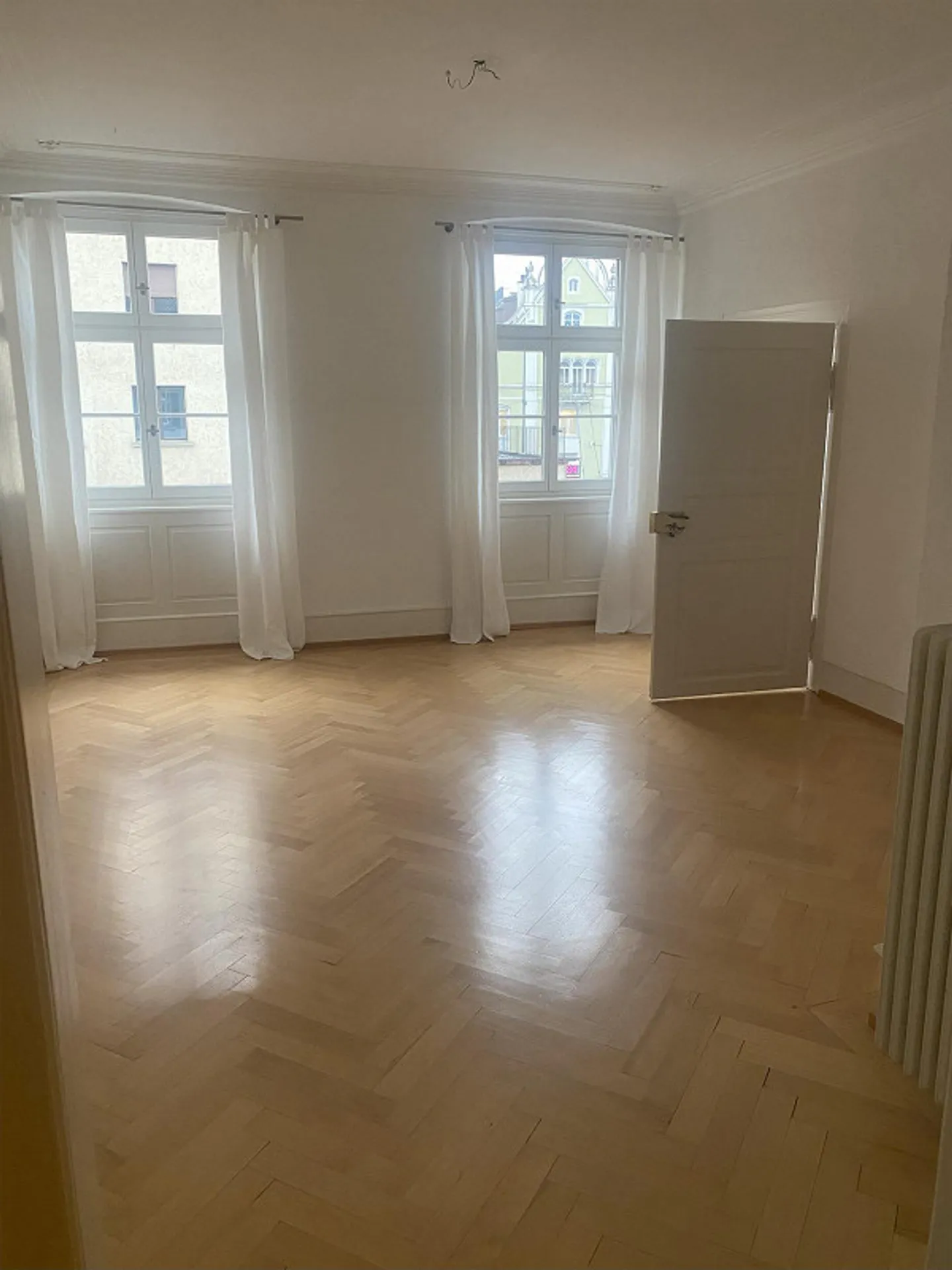 Appartement spacieux de 4,5 pièces dans un ancien bâtiment au centre de Rorschach - Photo 4 sur 10