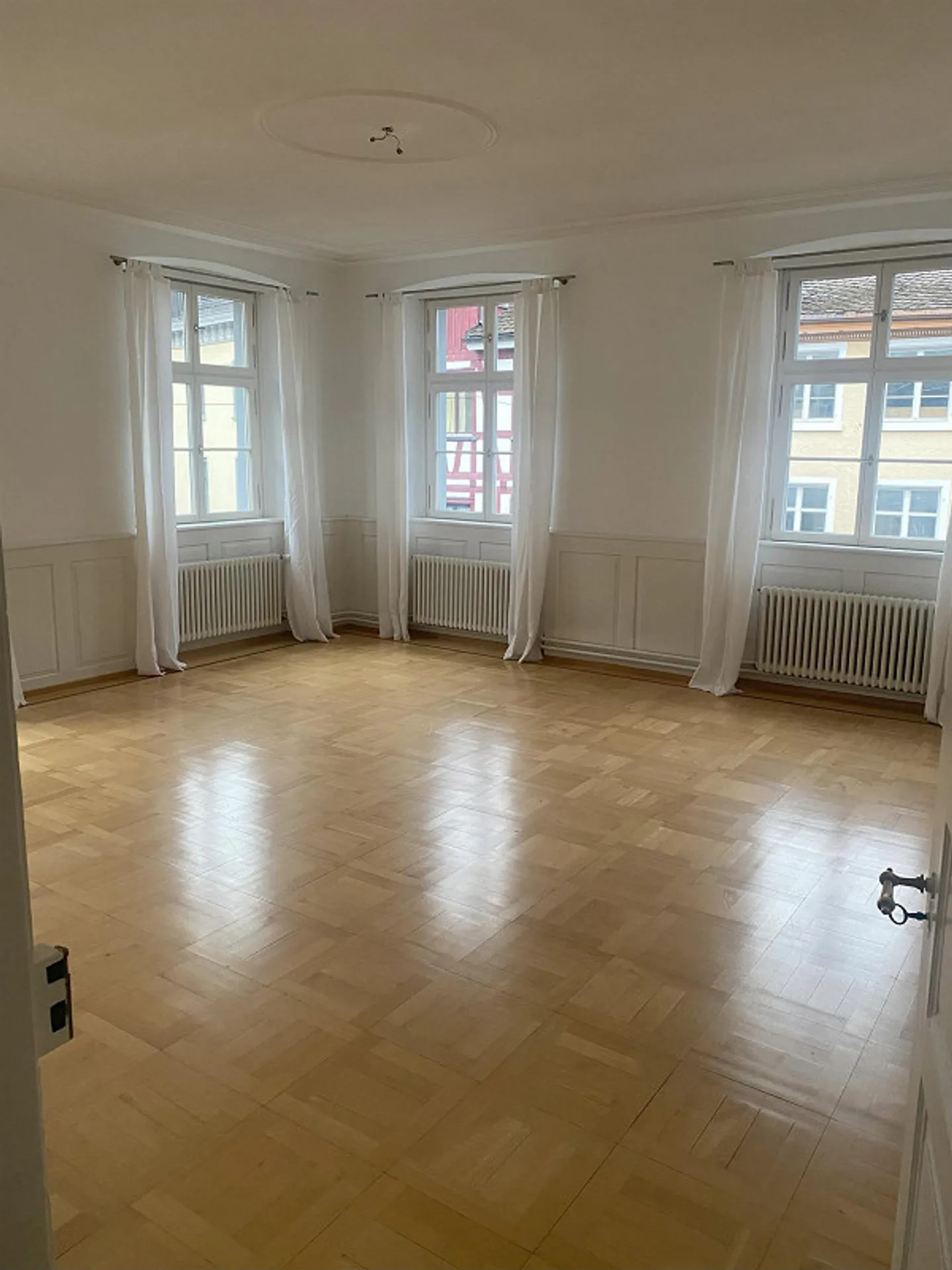 Appartement spacieux de 4,5 pièces dans un ancien bâtiment au centre de Rorschach - Photo 5 sur 10