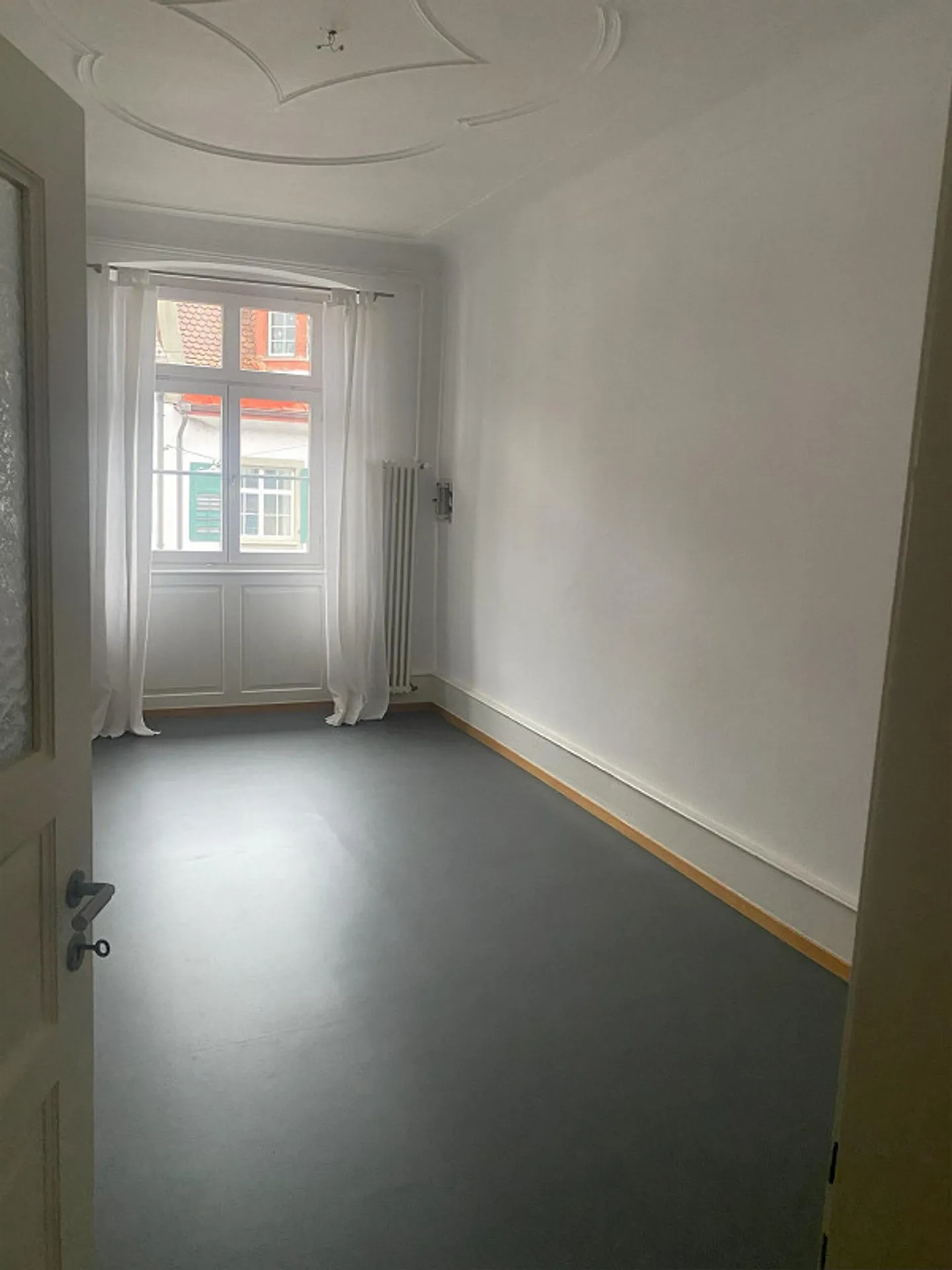 Appartement spacieux de 4,5 pièces dans un ancien bâtiment au centre de Rorschach - Photo 8 sur 10