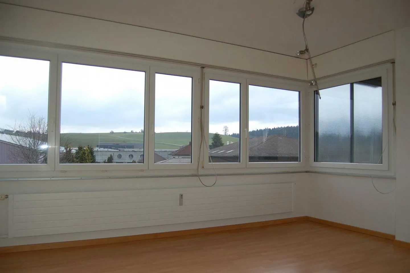 Appartement lumineux de 4 1/2 pièces au 2ème étage avec balcon, belle vue & E... - Photo 1 sur 6