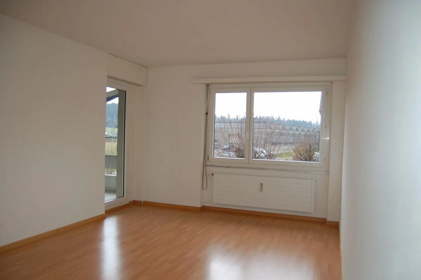 Appartement lumineux de 4 1/2 pièces au 2ème étage avec balcon, belle vue & E... - Photo 2 sur 6