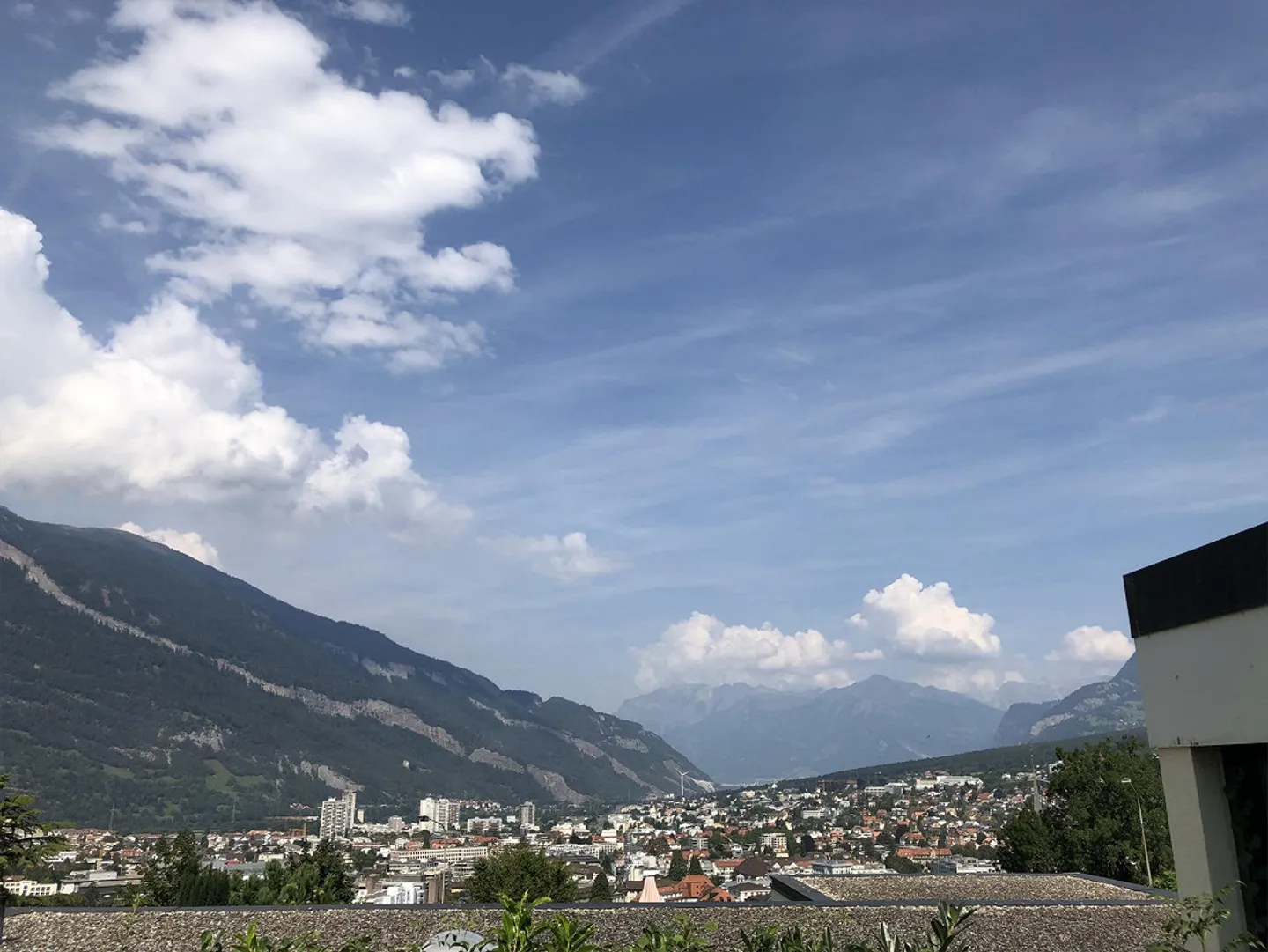 Ampia casa a 2 piani con vista panoramica, giardino e stanze per hobby - Foto 1 di 24