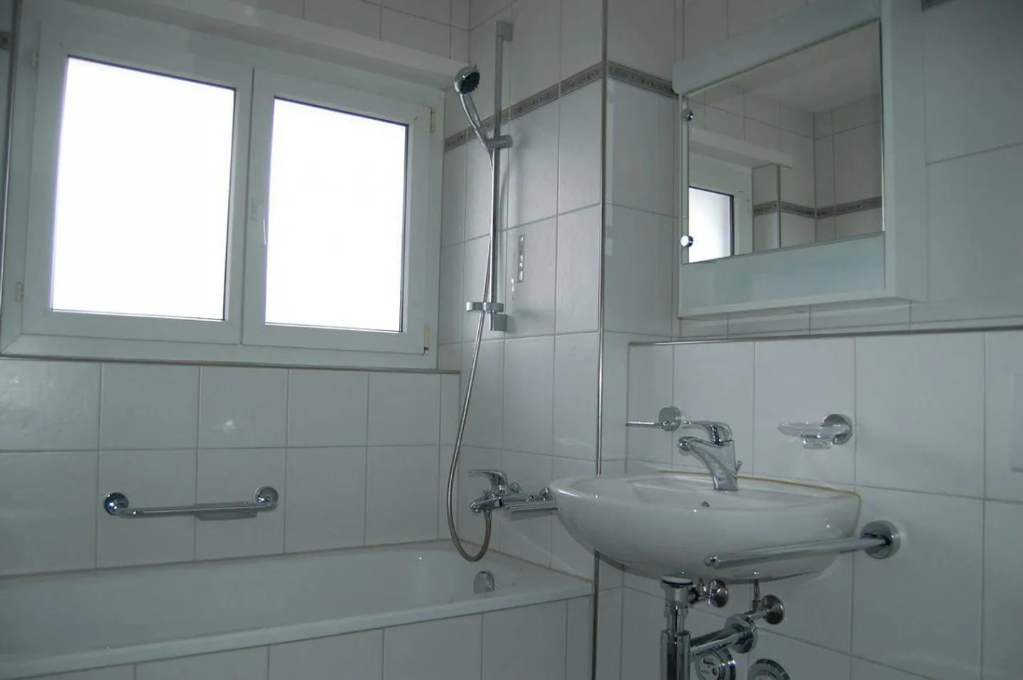 Appartement lumineux de 4 1/2 pièces au 2ème étage avec balcon, belle vue & E... - Photo 3 sur 6