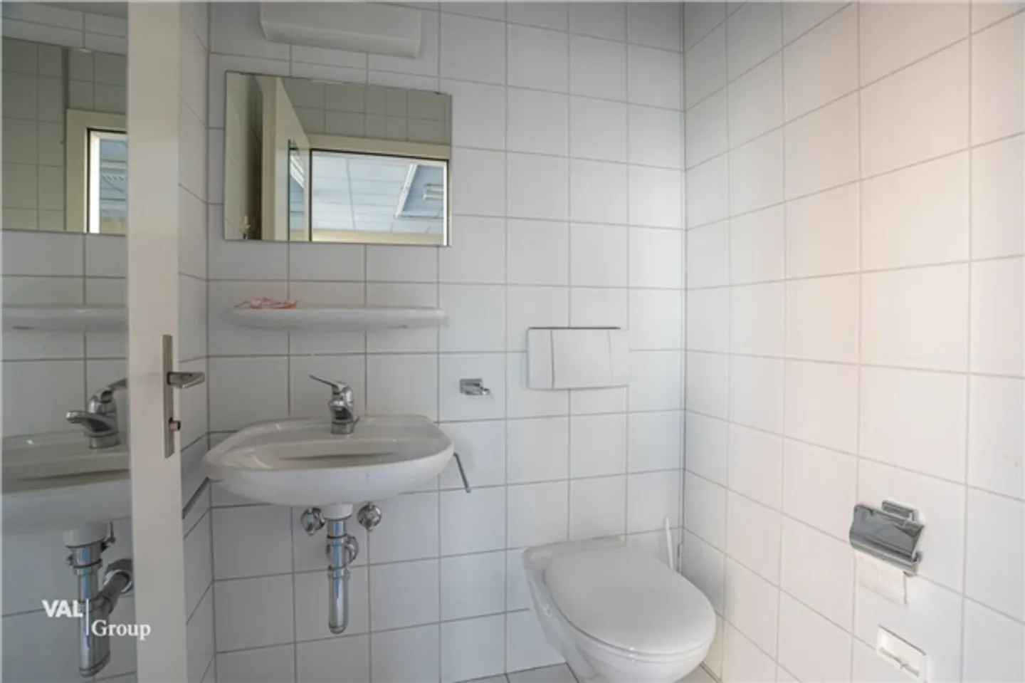 Commercial space in prime location - Photo 8 of 11
