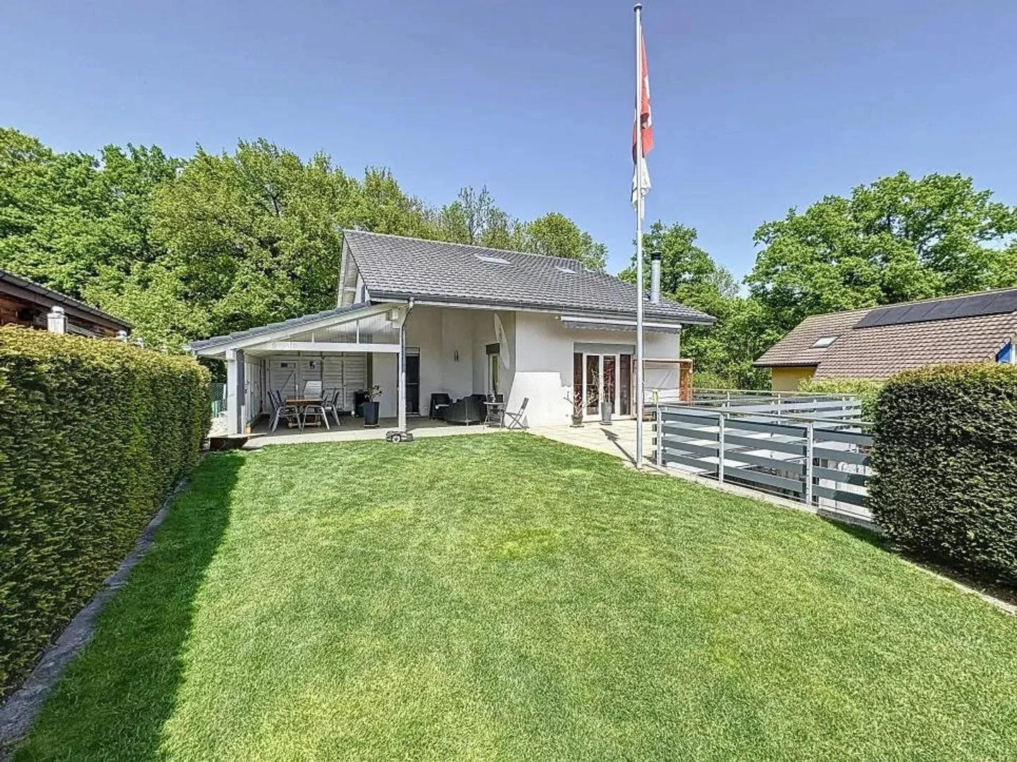 Single-family house with 6.5 rooms and 2.5 rooms! - Photo 2 of 10
