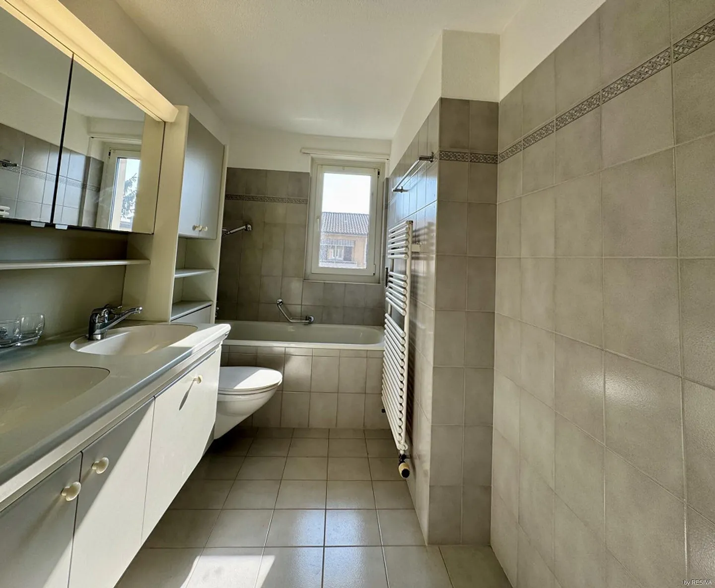 Appartamento 5 locali con balcone accogliente - Foto 3 di 9