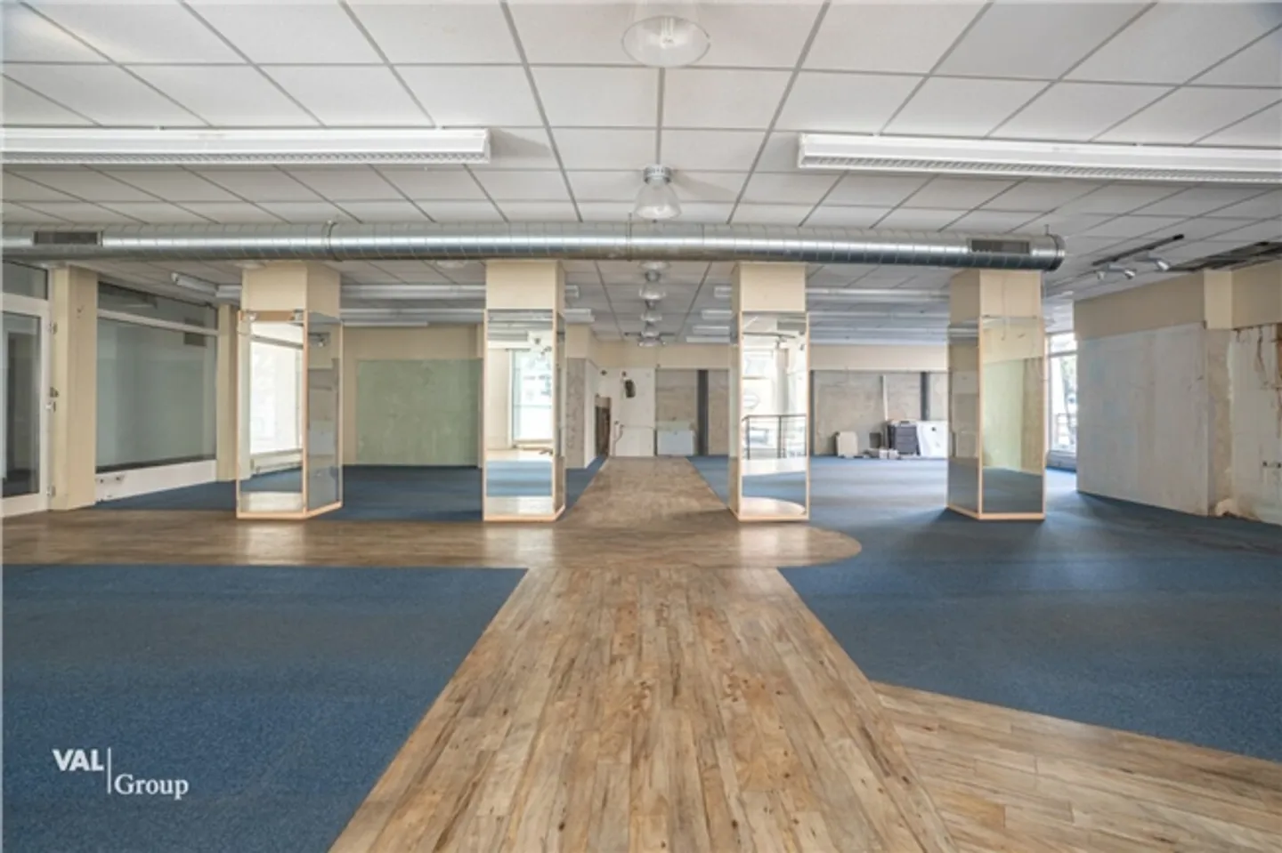 Commercial space in prime location - Photo 3 of 11