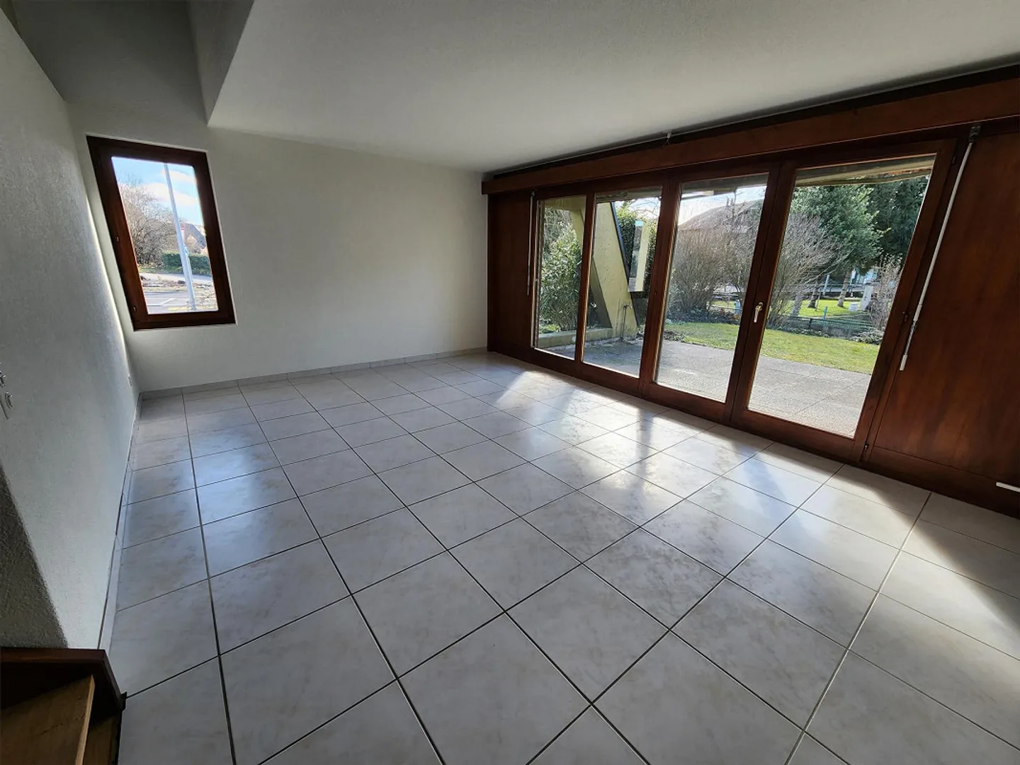 Espace de vie - Maison de 5 pièces avec jardin à Studen - Photo 3 sur 12