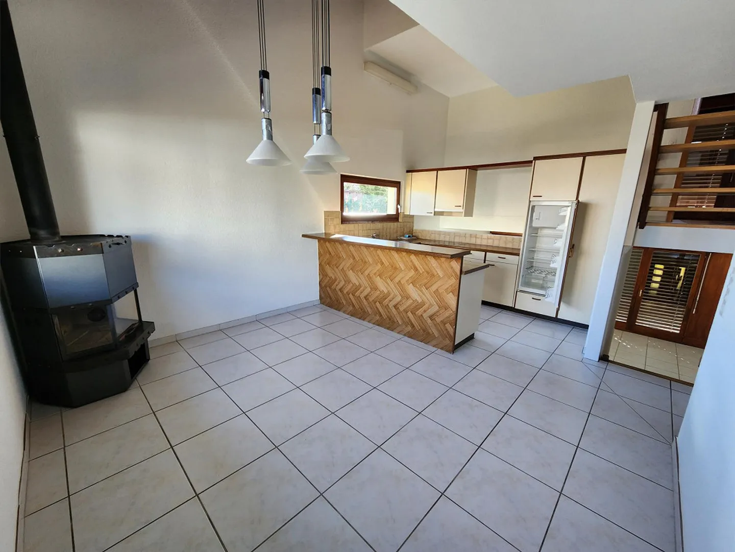 Espace de vie - Maison de 5 pièces avec jardin à Studen - Photo 4 sur 12