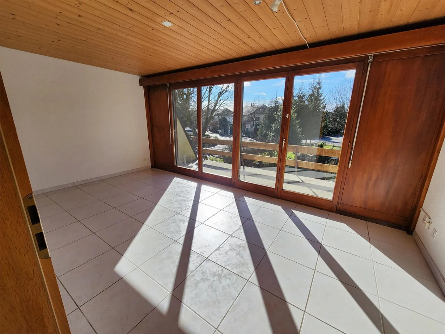 Espace de vie - Maison de 5 pièces avec jardin à Studen - Photo 6 sur 12