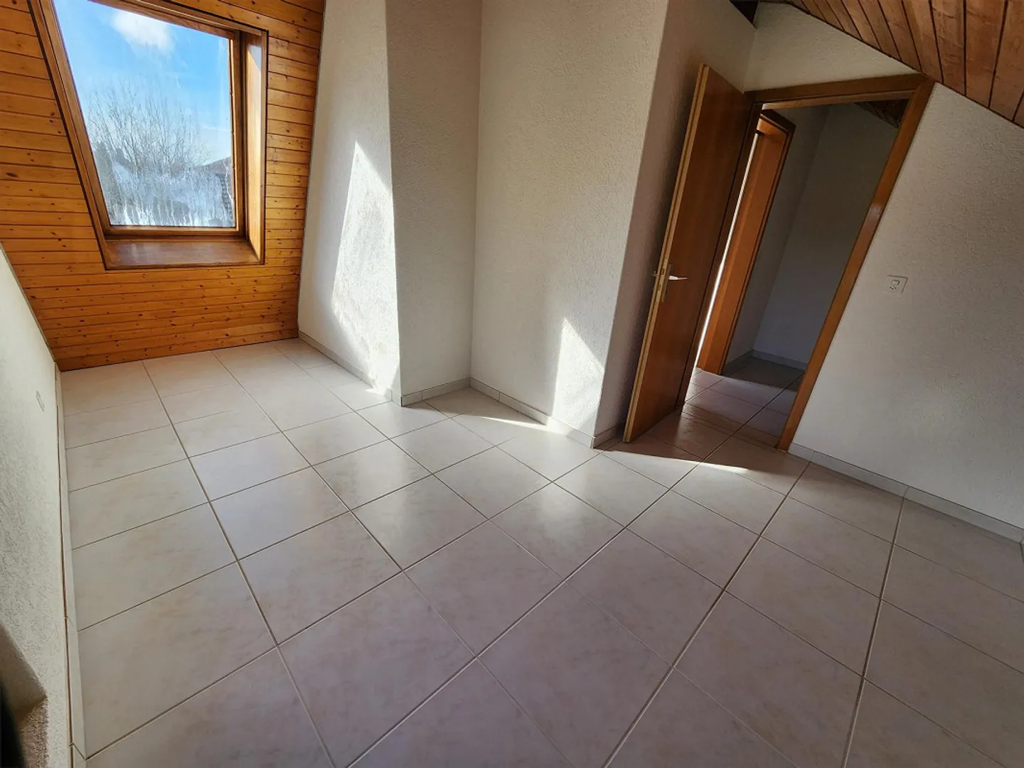 Espace de vie - Maison de 5 pièces avec jardin à Studen - Photo 8 sur 12