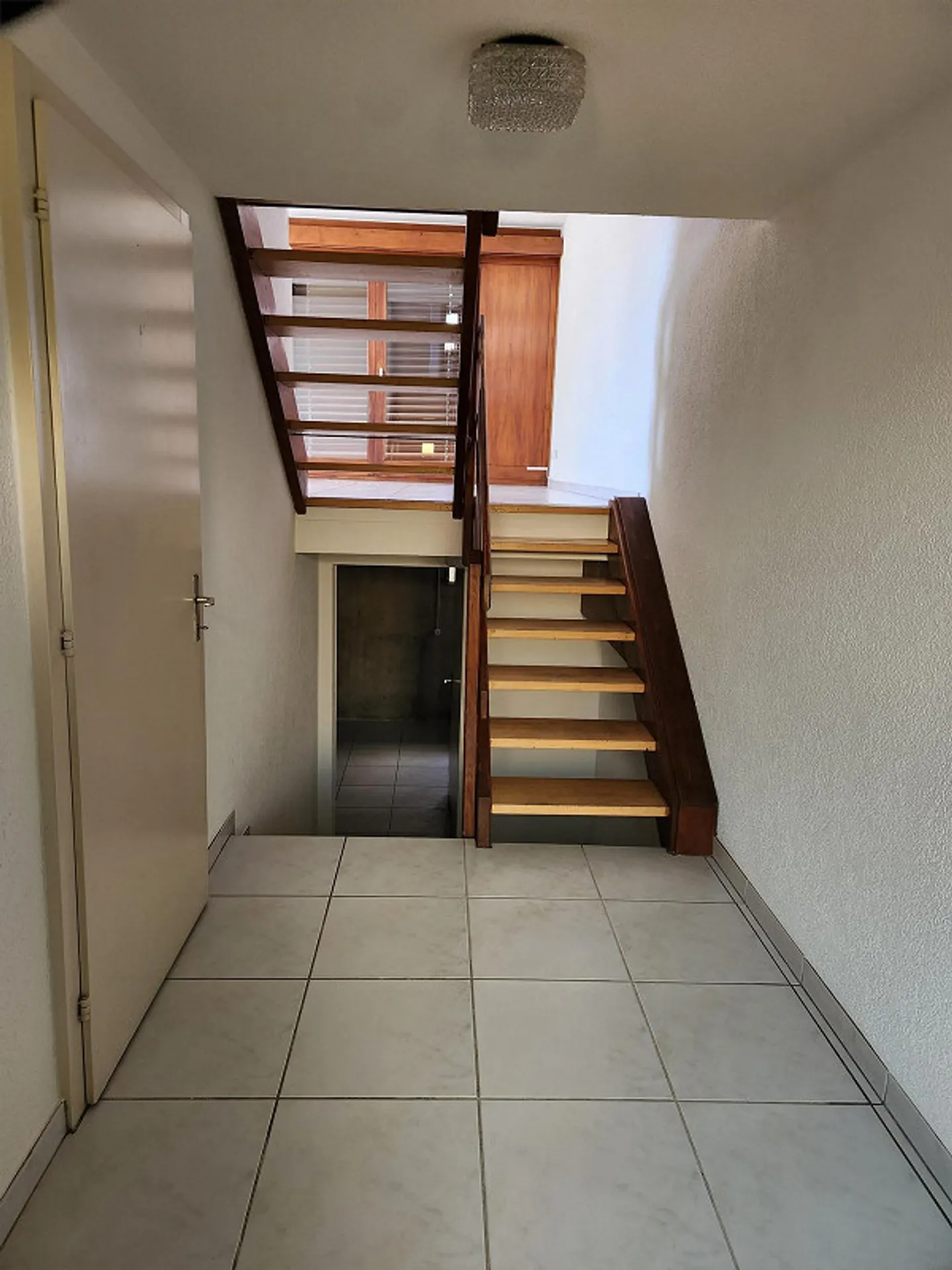 Espace de vie - Maison de 5 pièces avec jardin à Studen - Photo 2 sur 12