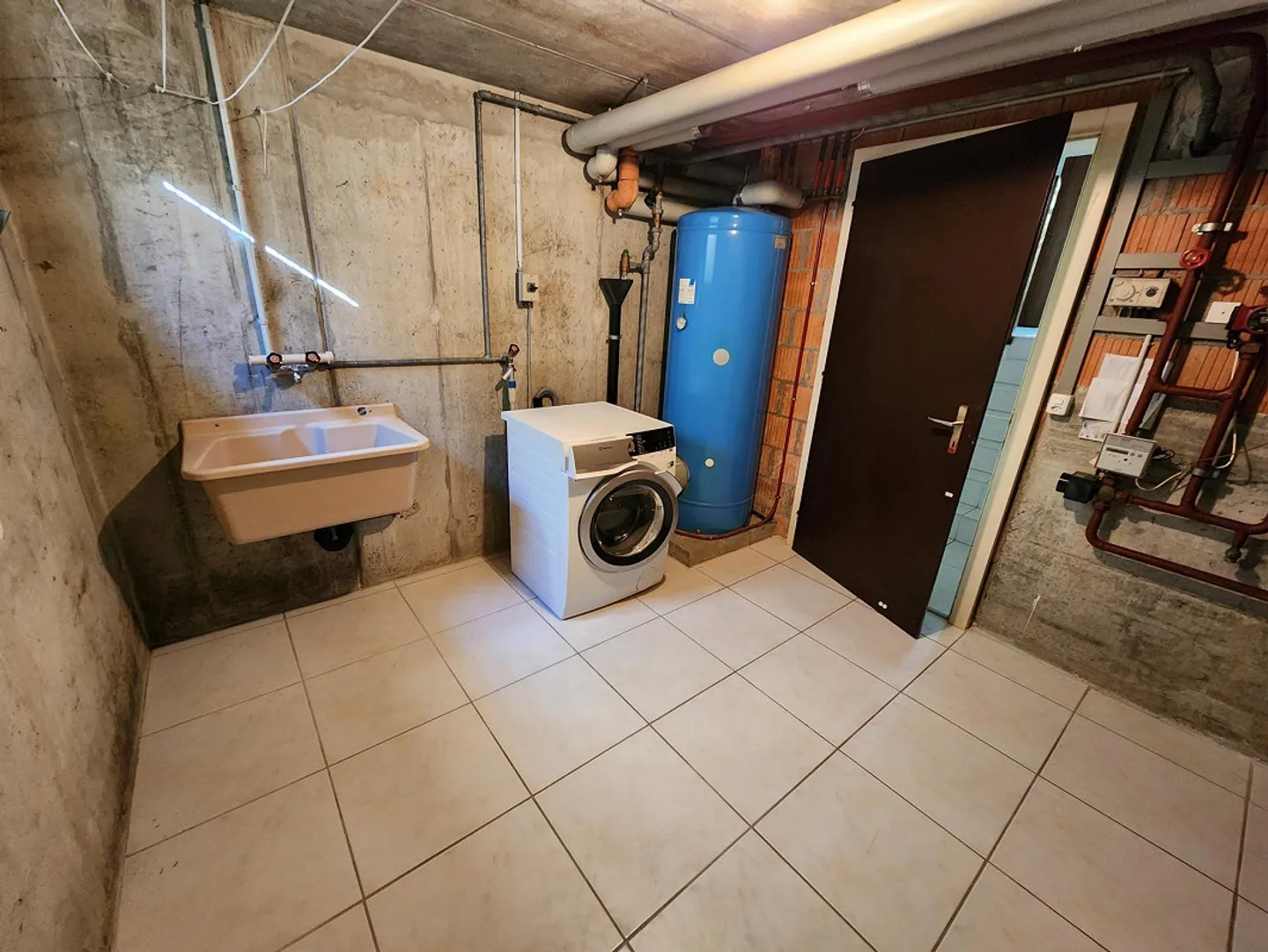 Espace de vie - Maison de 5 pièces avec jardin à Studen - Photo 10 sur 12