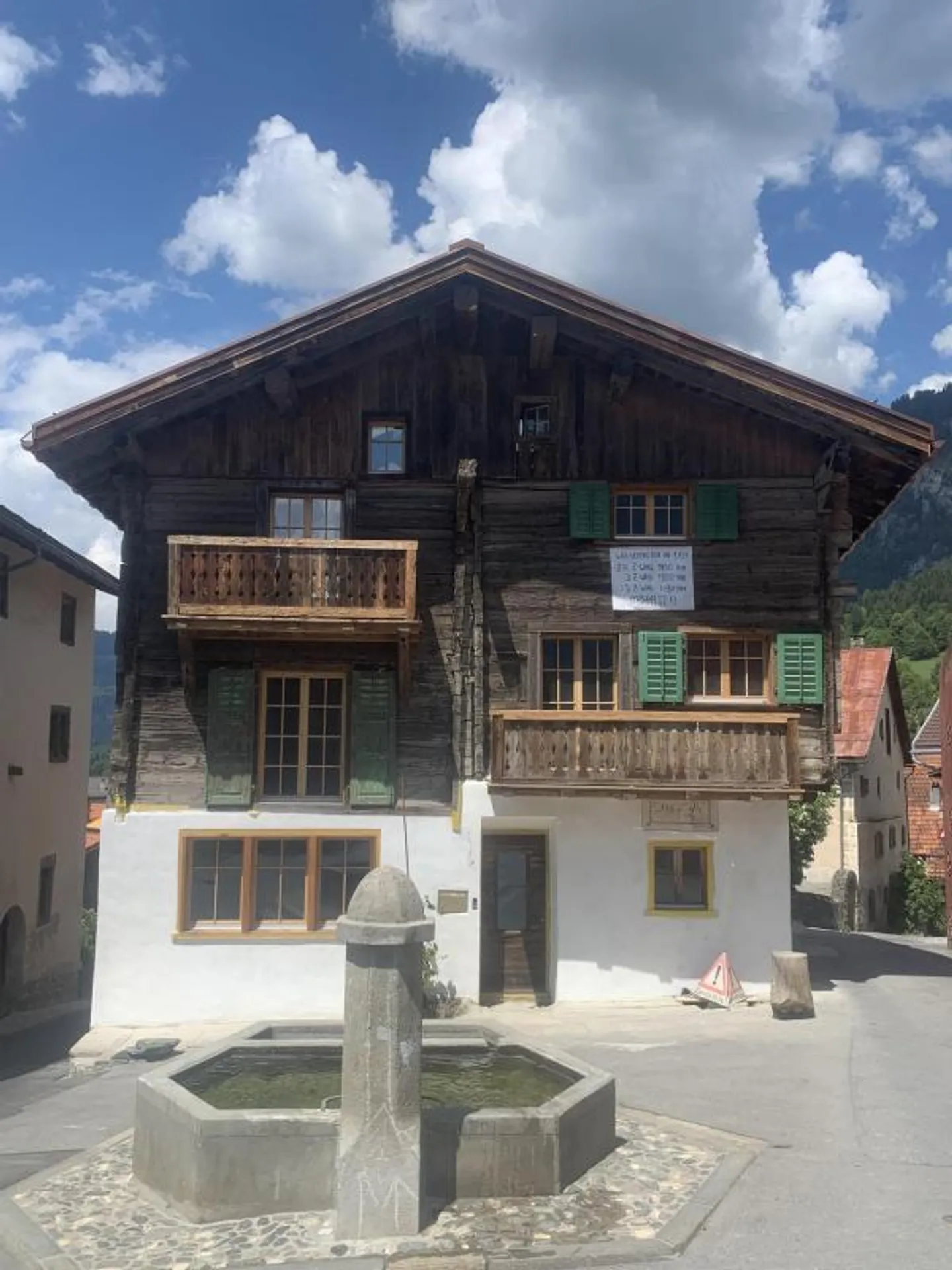 Appartement rénové ensoleillé de 2,5 pièces à Scharans - Photo 1 sur 14