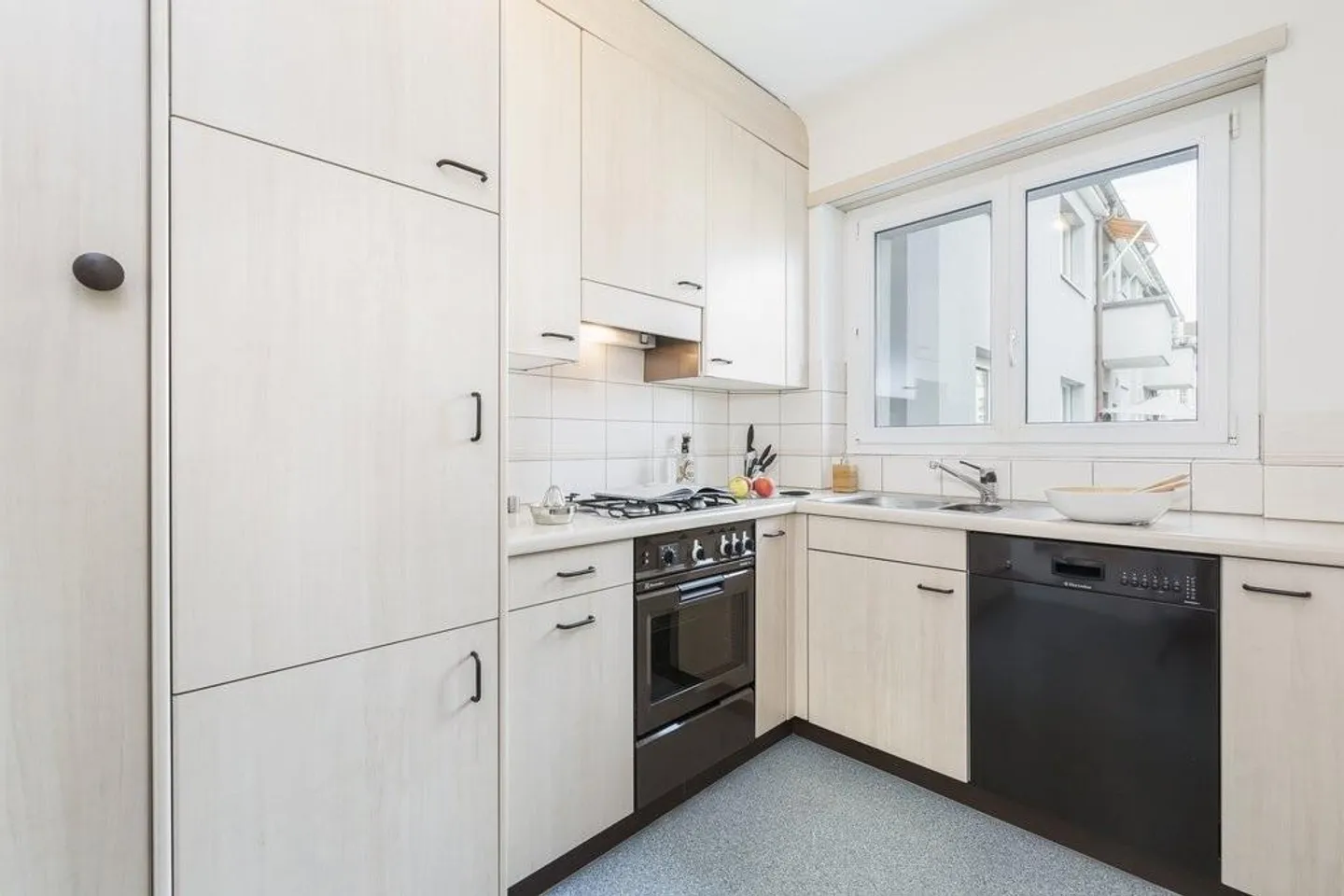 Appartement central de 3 pièces avec beaucoup de lumière - Photo 2 sur 6