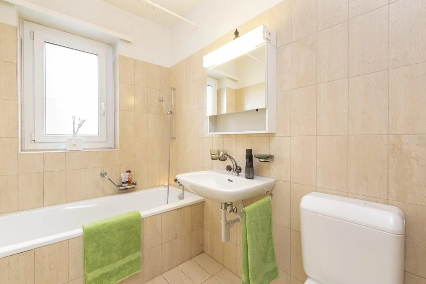 Appartement central de 3 pièces avec beaucoup de lumière - Photo 3 sur 6