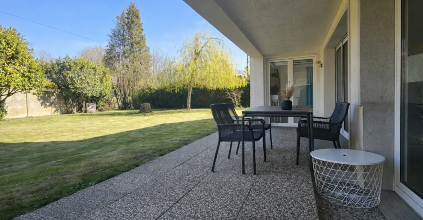 Elegant Family Villa with Garden - Photo 3 of 12