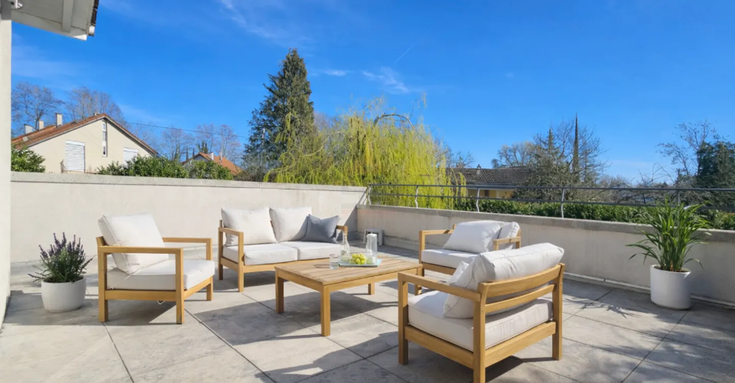 Elegant Family Villa with Garden - Photo 10 of 12