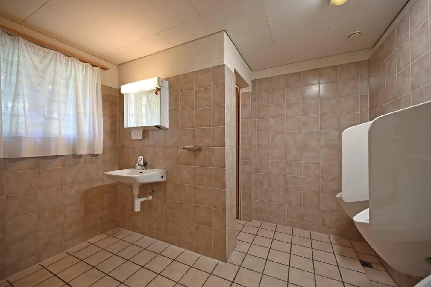 Restaurant seeks new host - Photo 6 of 10