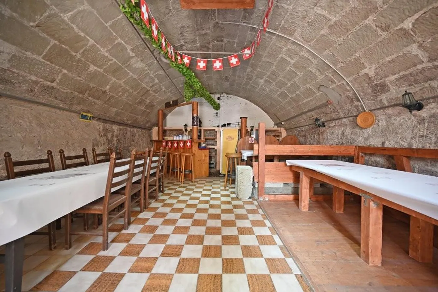 Restaurant seeks new host - Photo 7 of 10