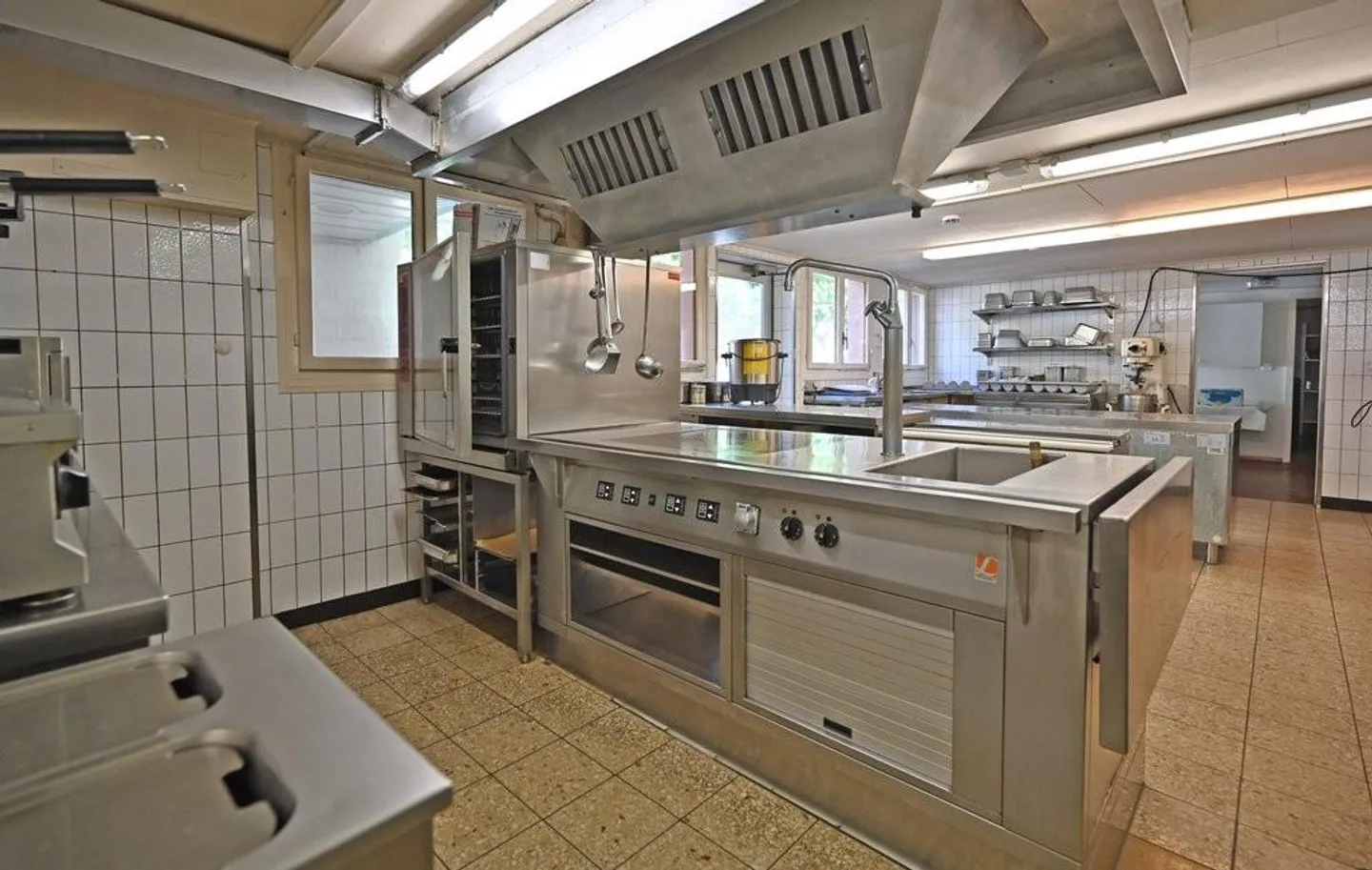 Restaurant seeks new host - Photo 5 of 10