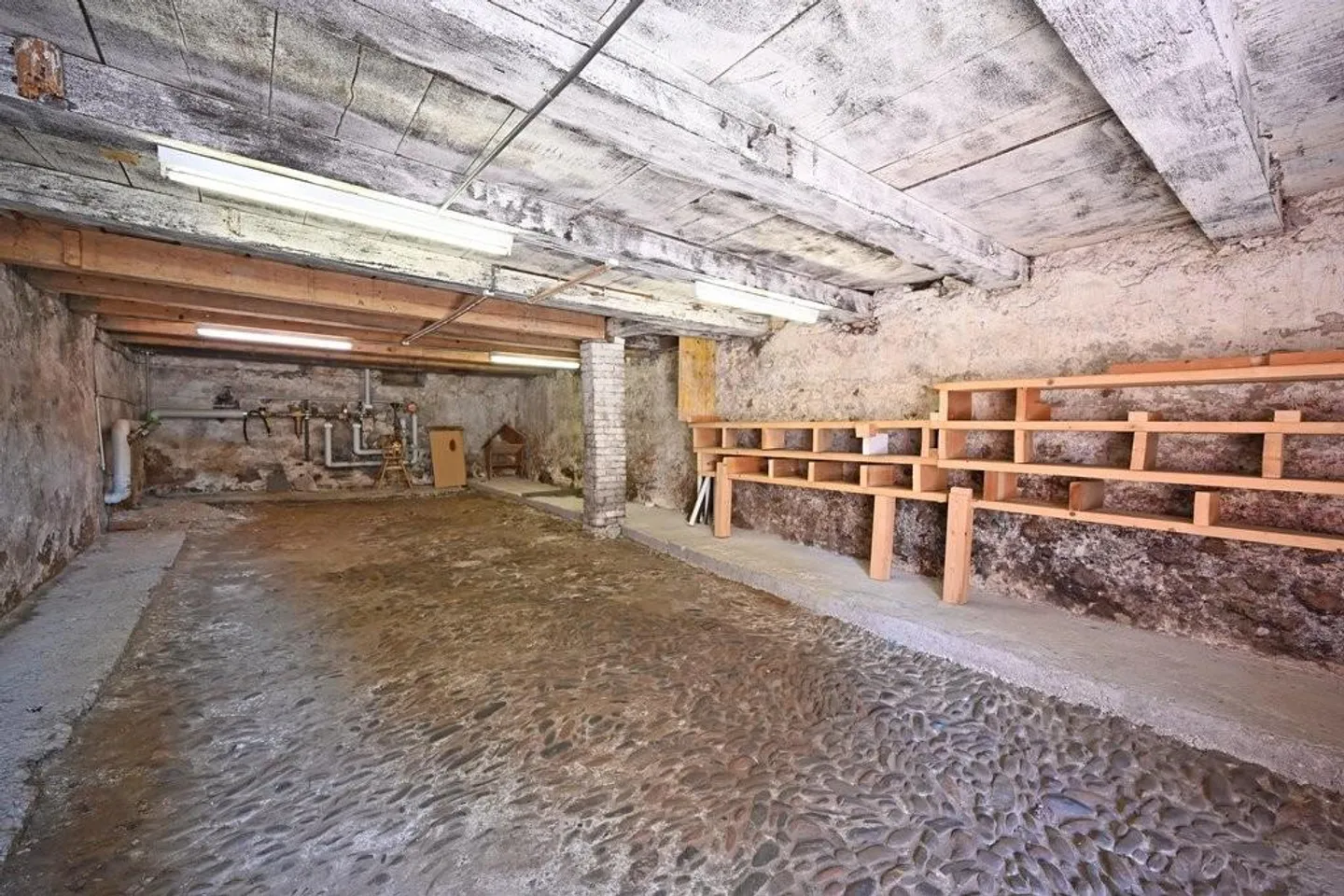 Restaurant seeks new host - Photo 9 of 10