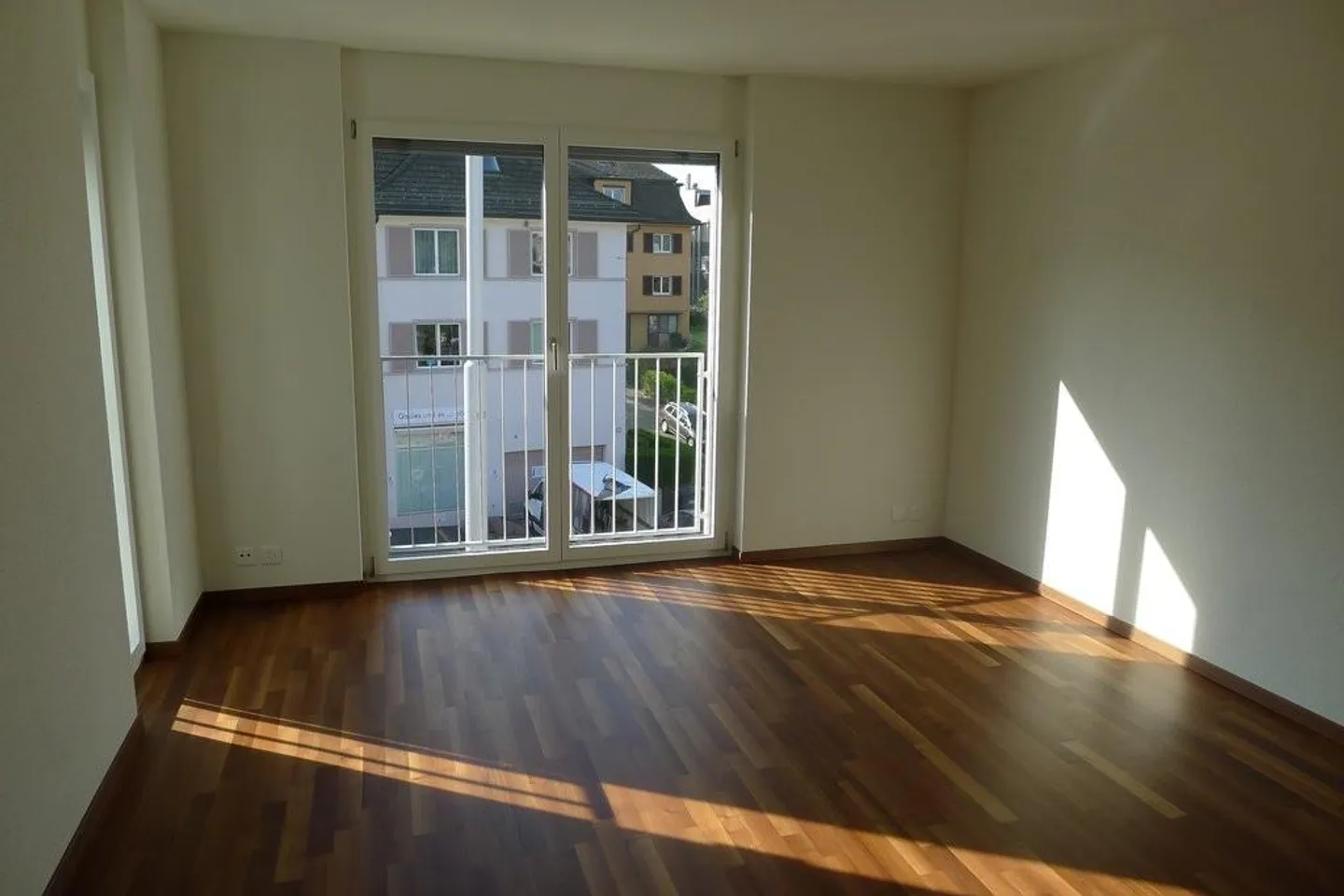 Modern city apartment seeks new tenant - Photo 5 of 9