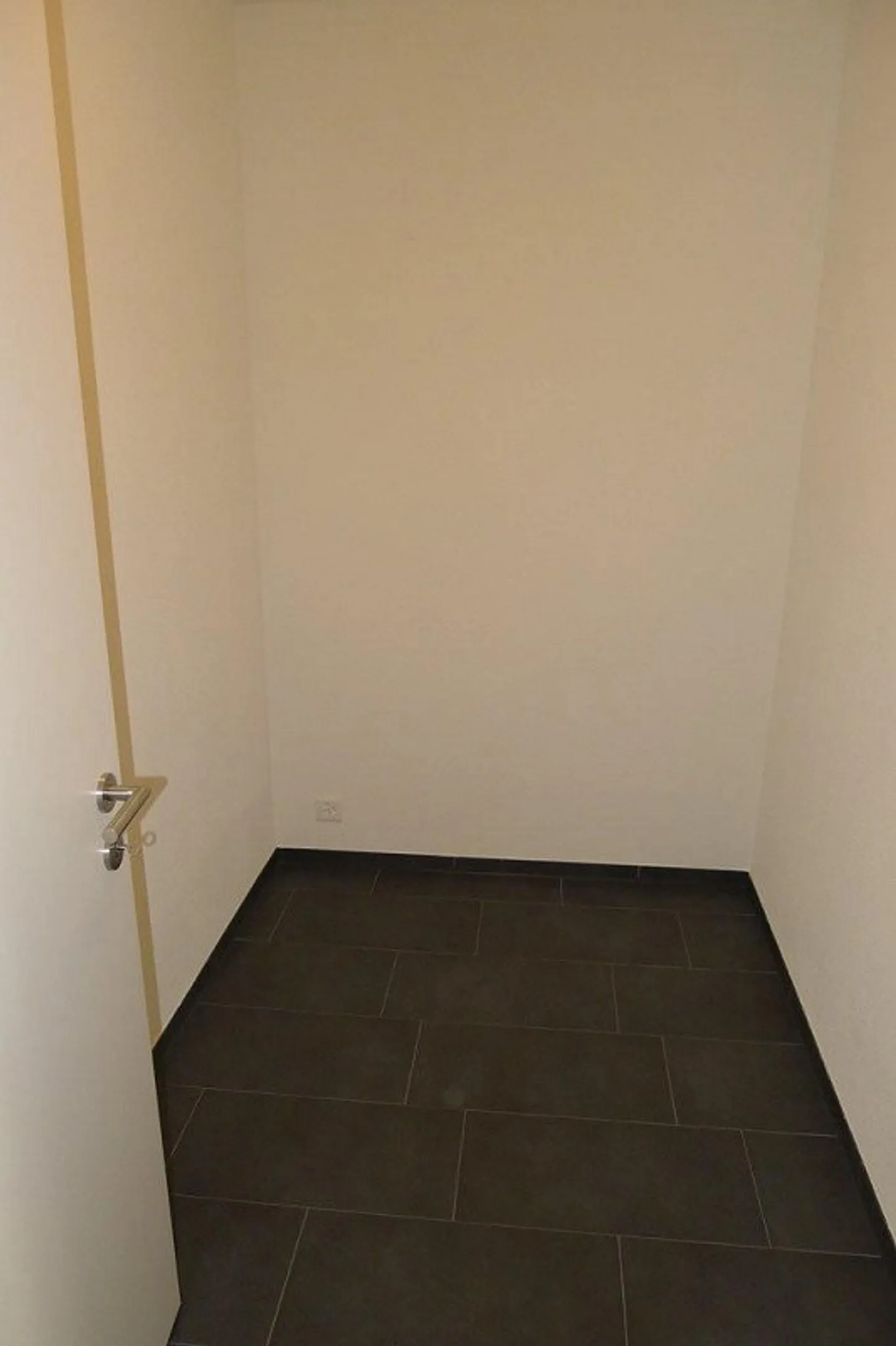 Modern city apartment seeks new tenant - Photo 6 of 9