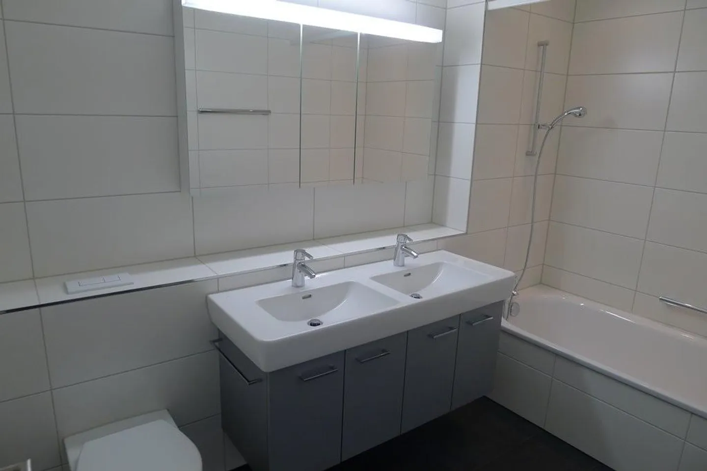 Modern city apartment seeks new tenant - Photo 7 of 9