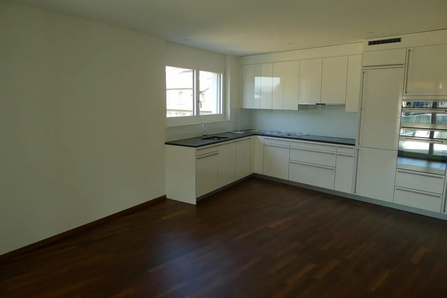 Modern city apartment seeks new tenant - Photo 9 of 9