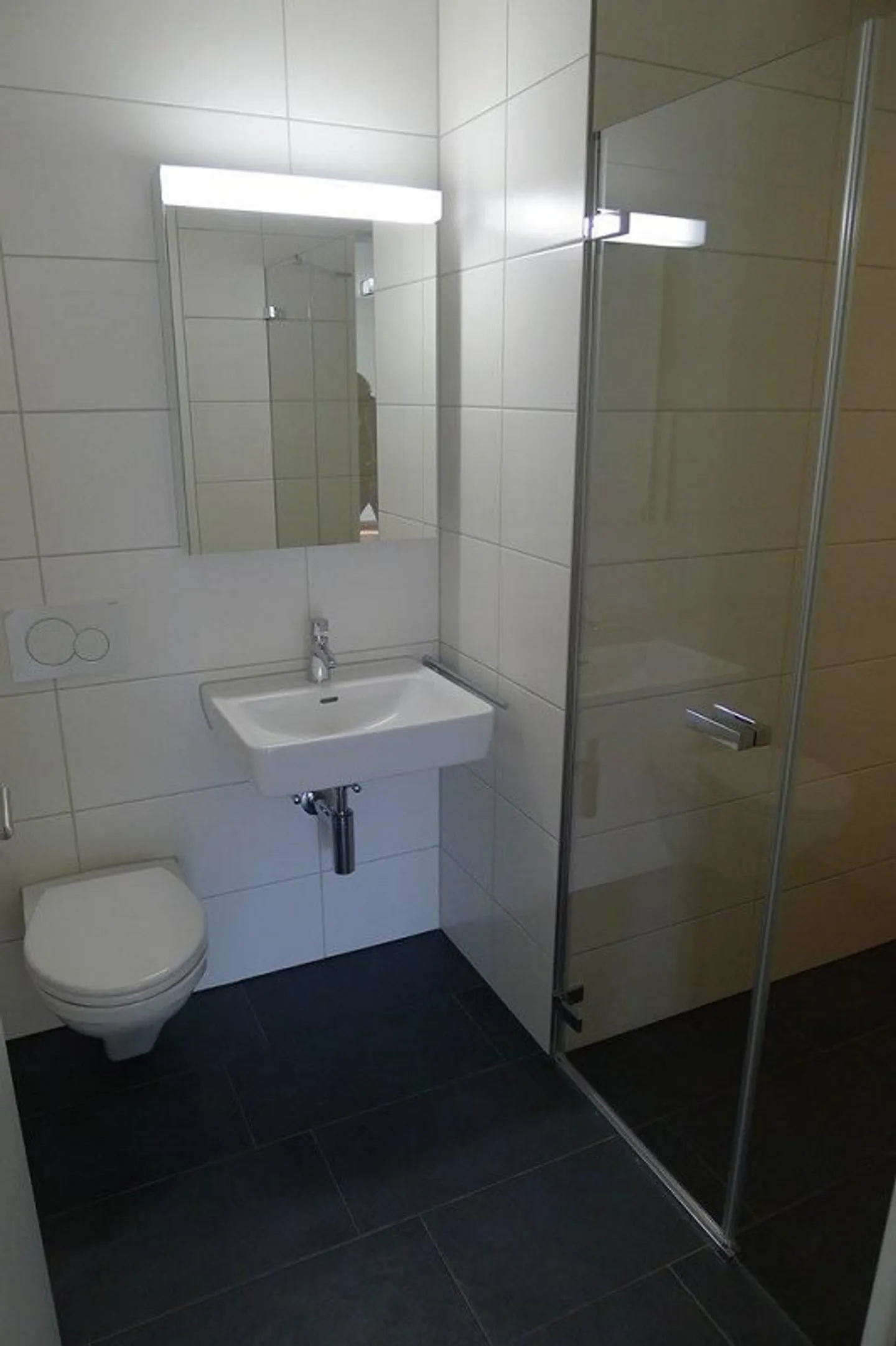 Modern city apartment seeks new tenant - Photo 8 of 9