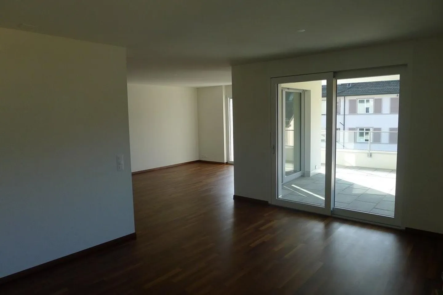 Modern city apartment seeks new tenant - Photo 3 of 9