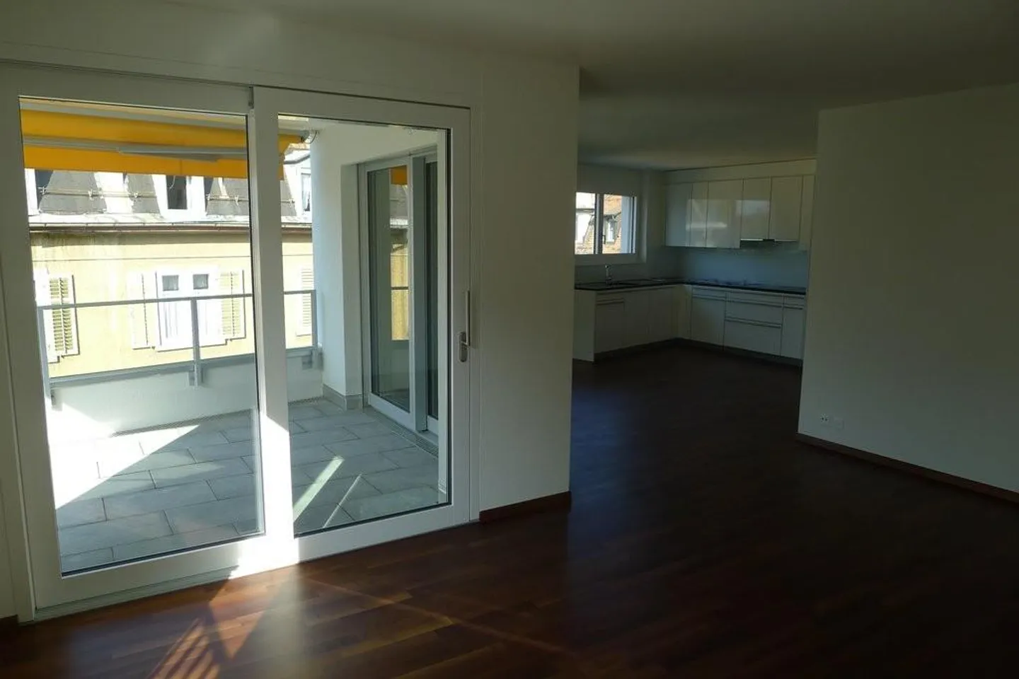 Modern city apartment seeks new tenant - Photo 4 of 9