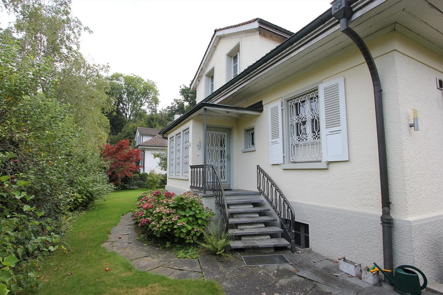Stylish jewel with garden in the Elfenau district - Photo 2 of 12