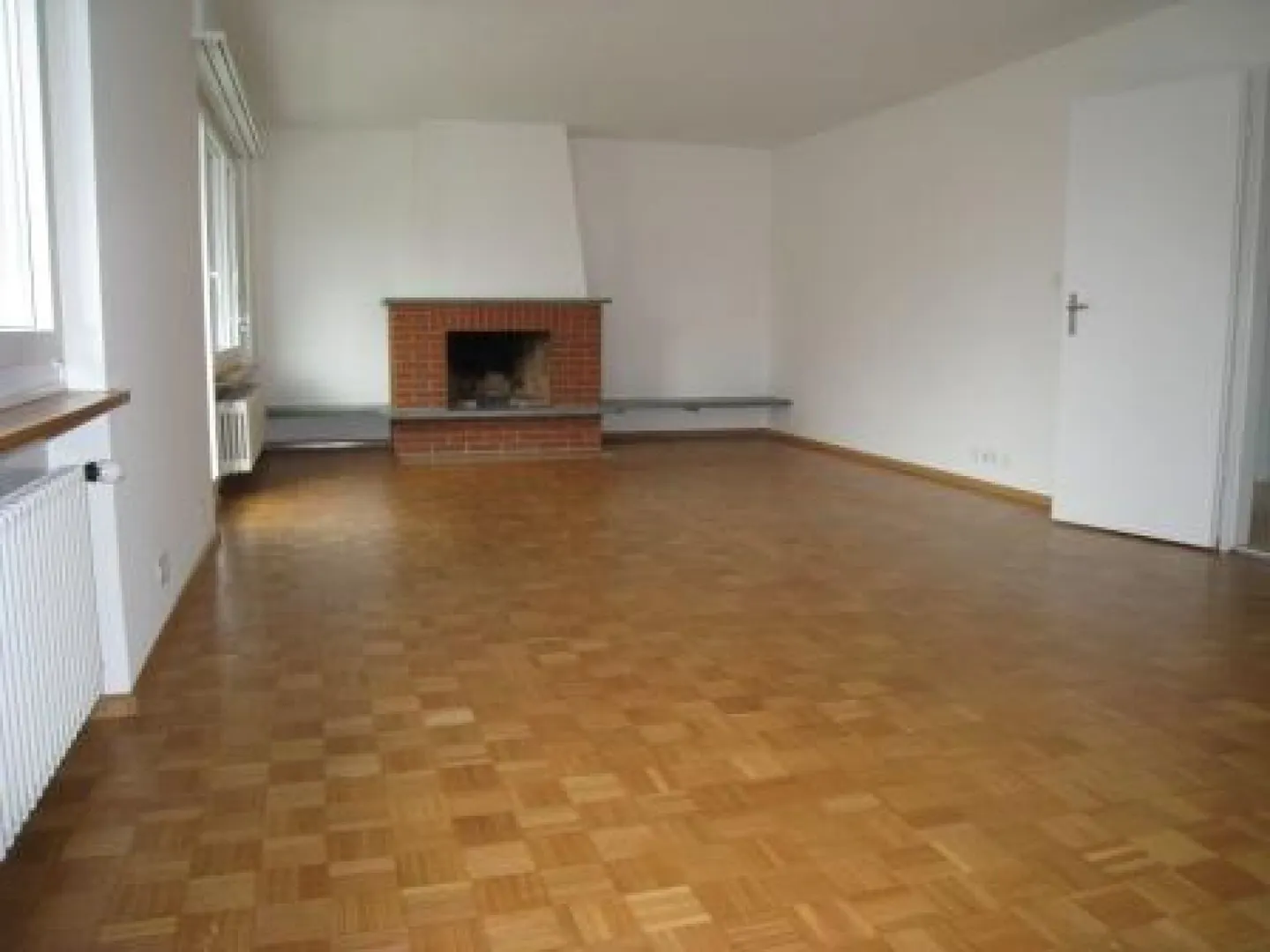 Ampio appartamento di 3 stanze nel cuore di Therwil - con balcone e camino - Foto 1 di 8