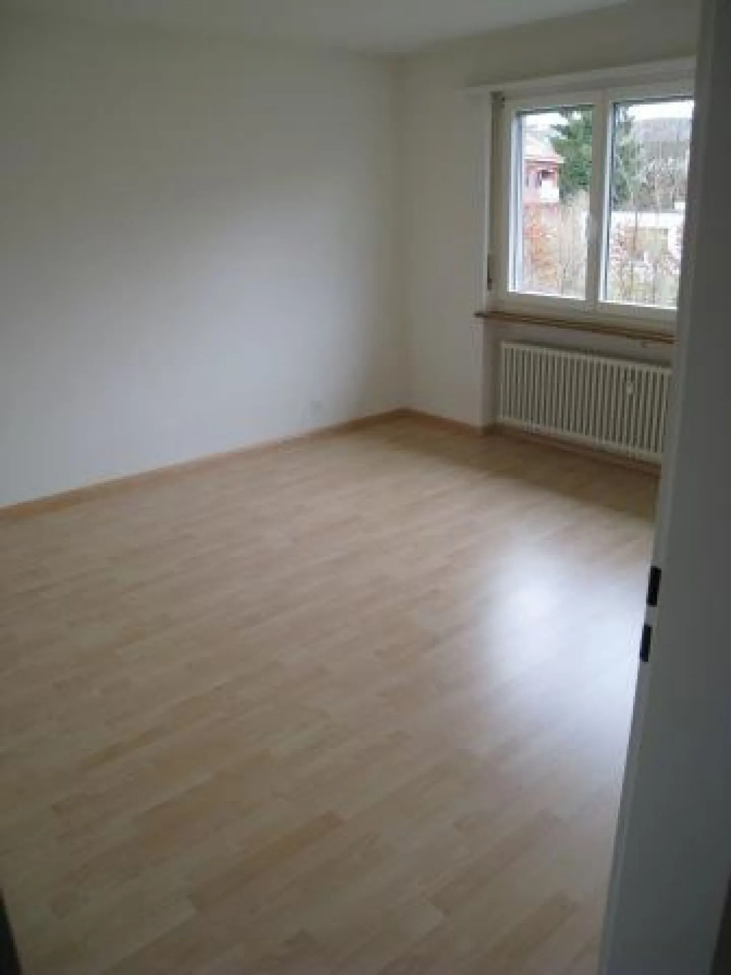 Ampio appartamento di 3 stanze nel cuore di Therwil - con balcone e camino - Foto 2 di 8