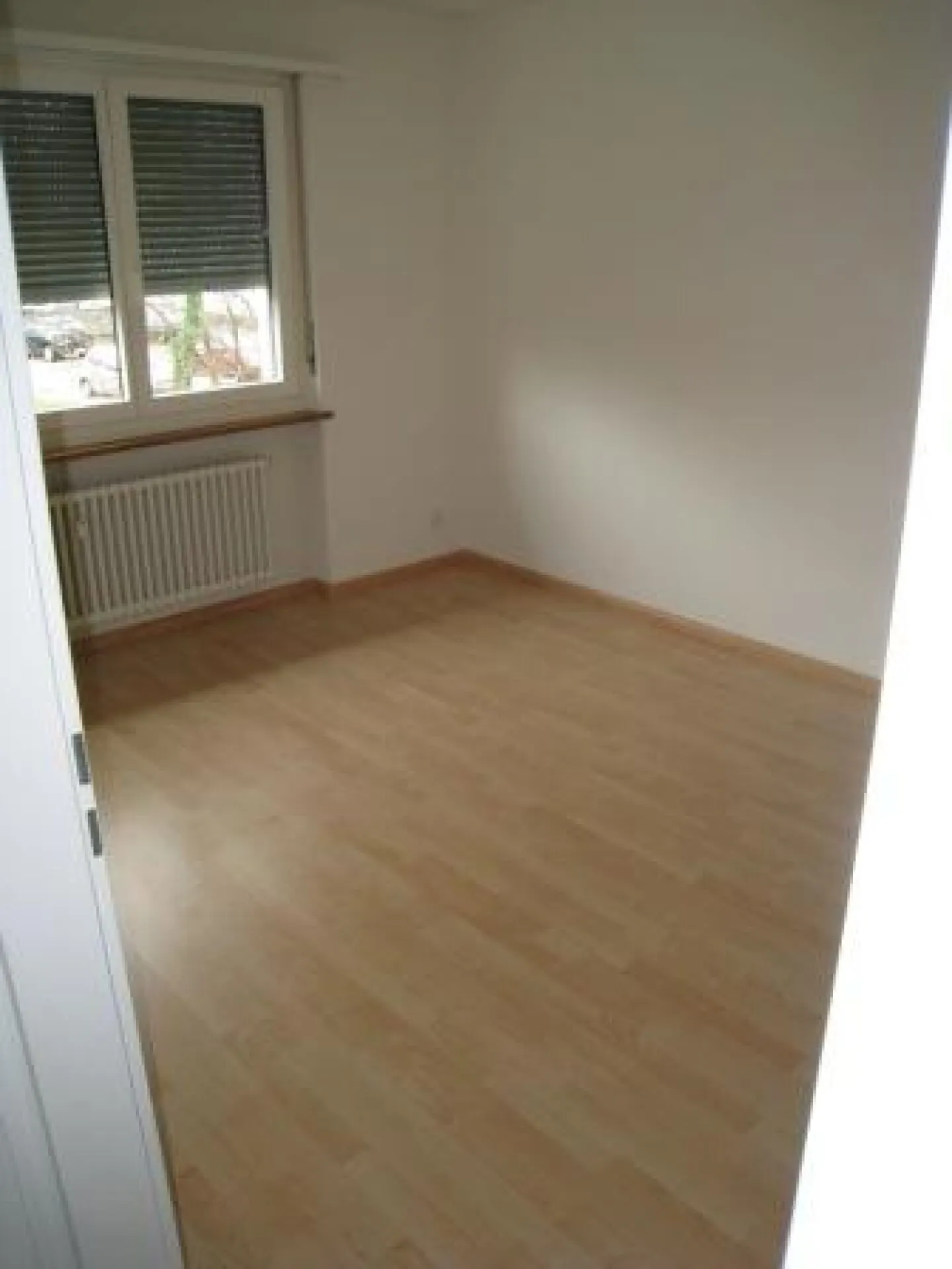 Ampio appartamento di 3 stanze nel cuore di Therwil - con balcone e camino - Foto 3 di 8