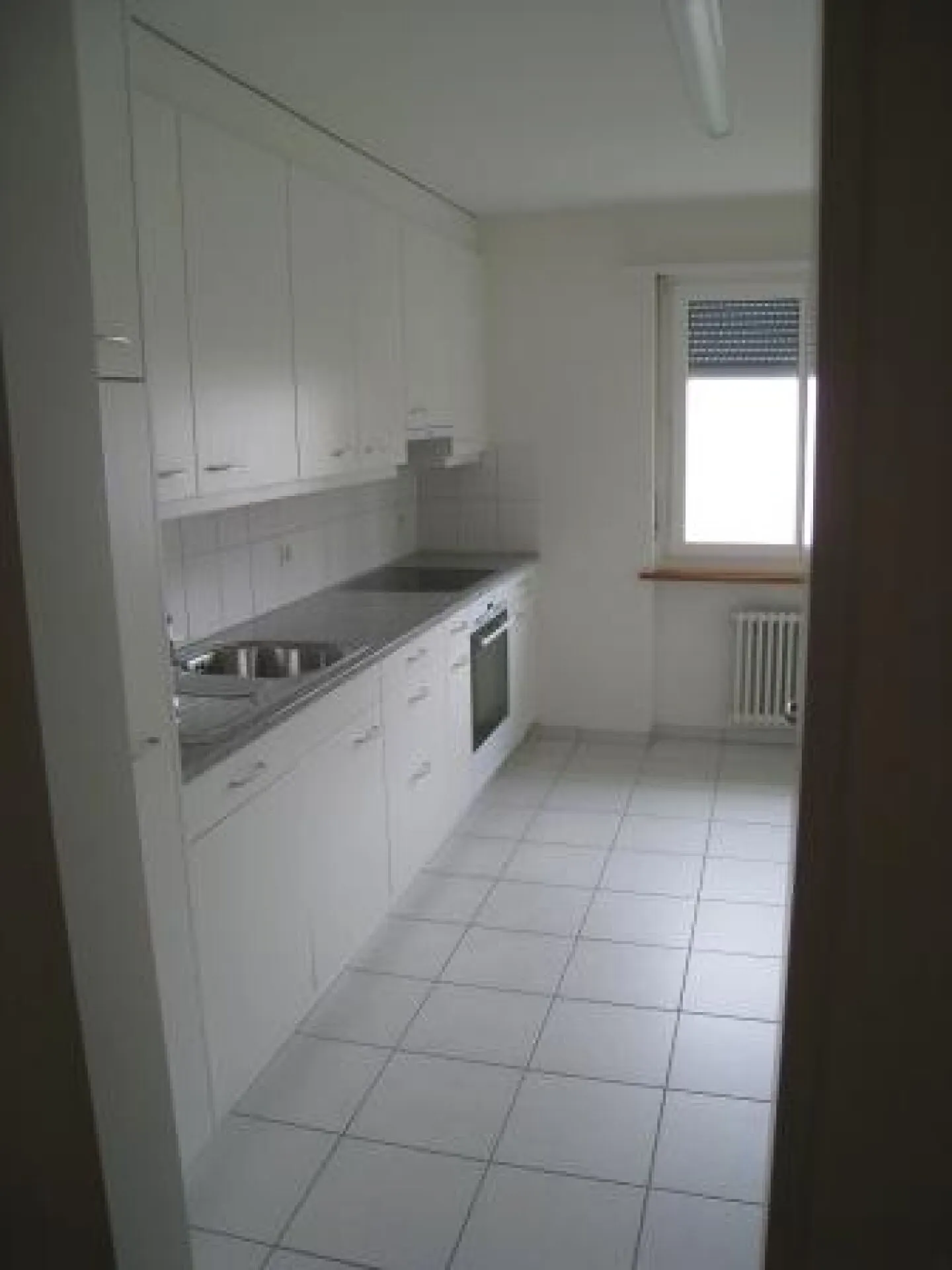 Ampio appartamento di 3 stanze nel cuore di Therwil - con balcone e camino - Foto 4 di 8